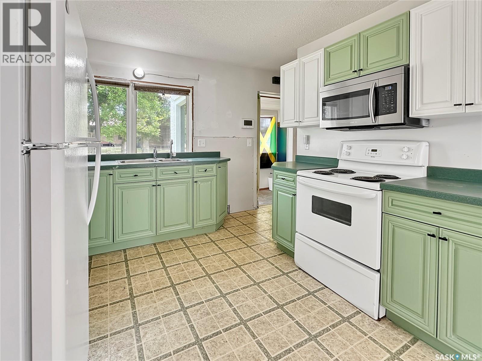 406 Wexford Street, Balcarres, SK - Indoor Photo Showing Kitchen