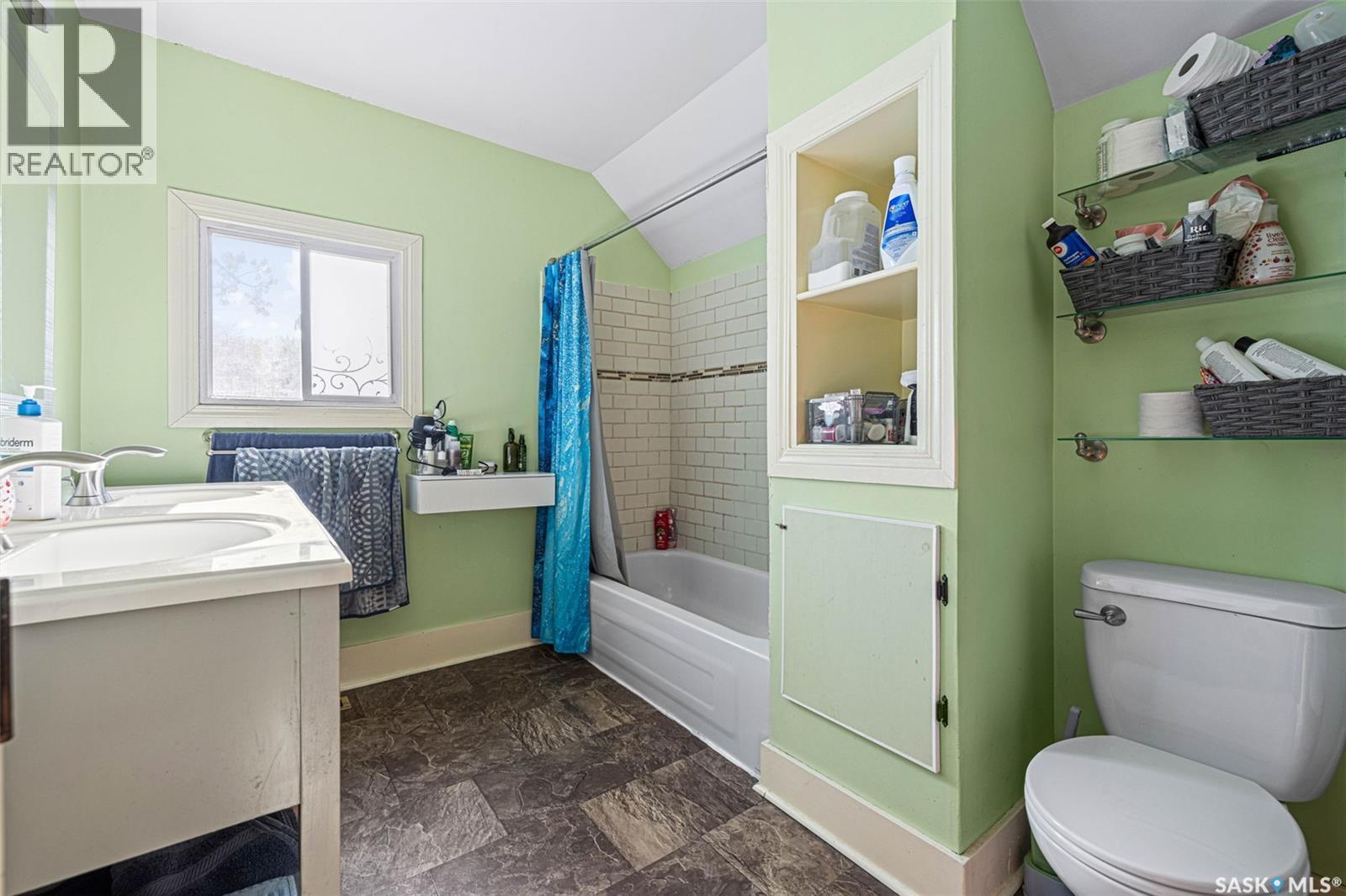 1422 Cameron Street, Regina, SK - Indoor Photo Showing Bathroom
