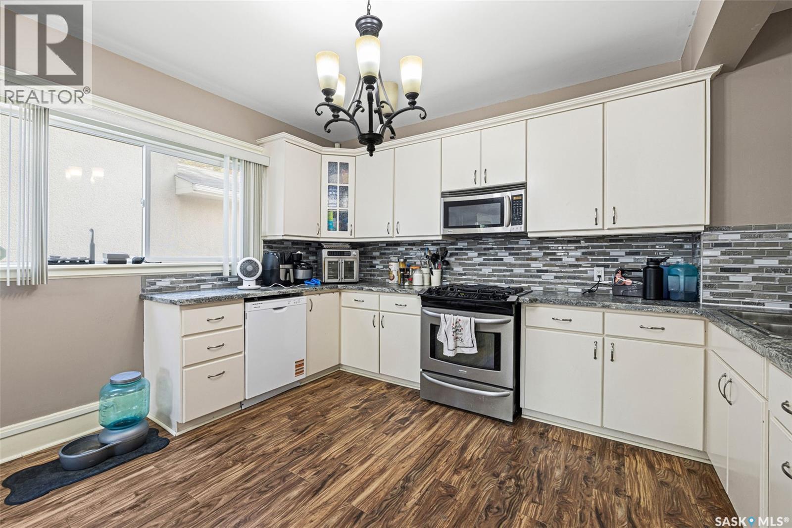 1422 Cameron Street, Regina, SK - Indoor Photo Showing Kitchen