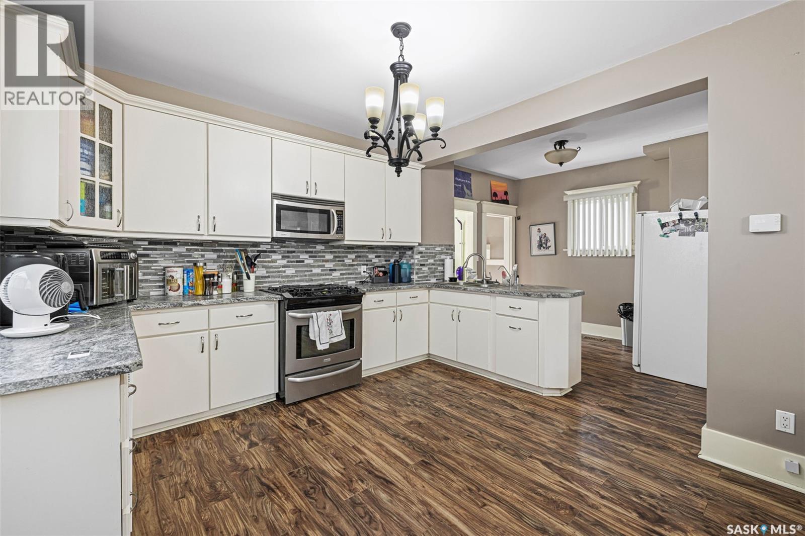 1422 Cameron Street, Regina, SK - Indoor Photo Showing Kitchen