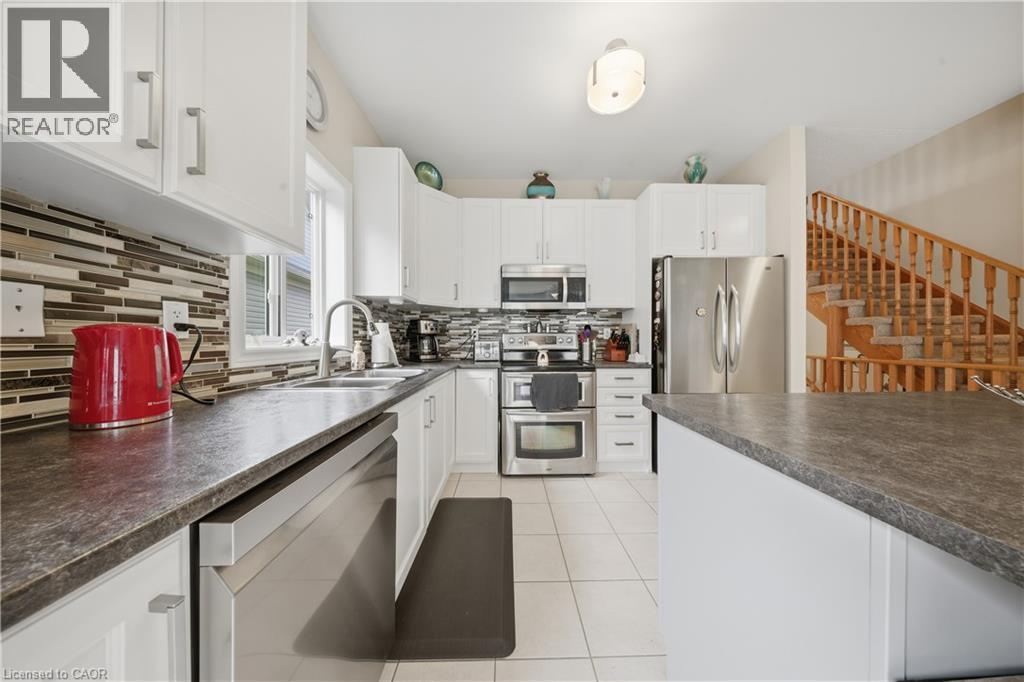 832 O'Reilly Crescent, Shelburne, ON - Indoor Photo Showing Kitchen With Upgraded Kitchen