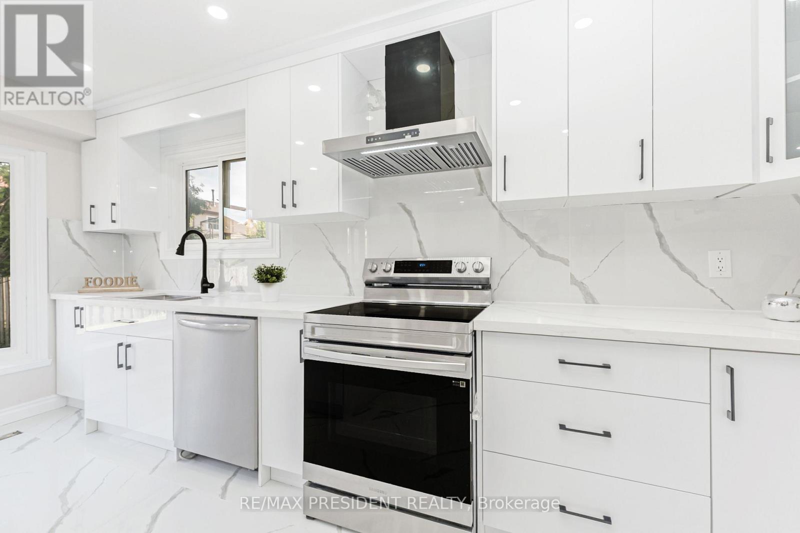 19 Copeland Road, Brampton, ON - Indoor Photo Showing Kitchen