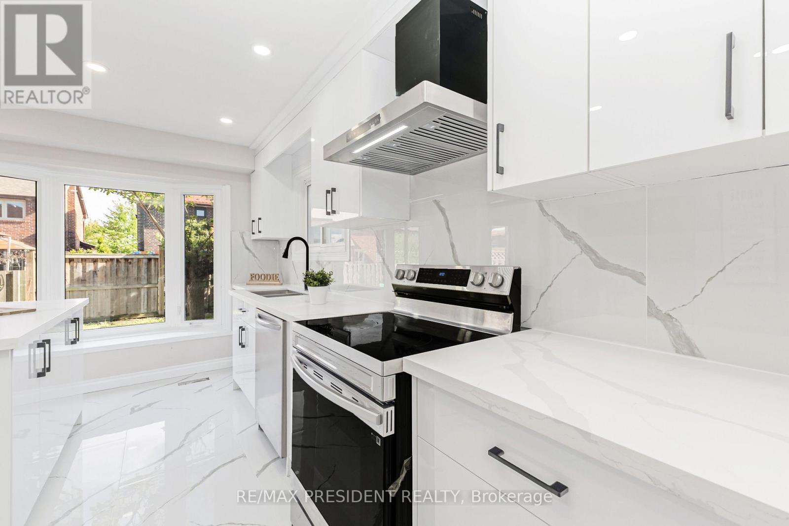 19 Copeland Road, Brampton, ON - Indoor Photo Showing Kitchen With Upgraded Kitchen