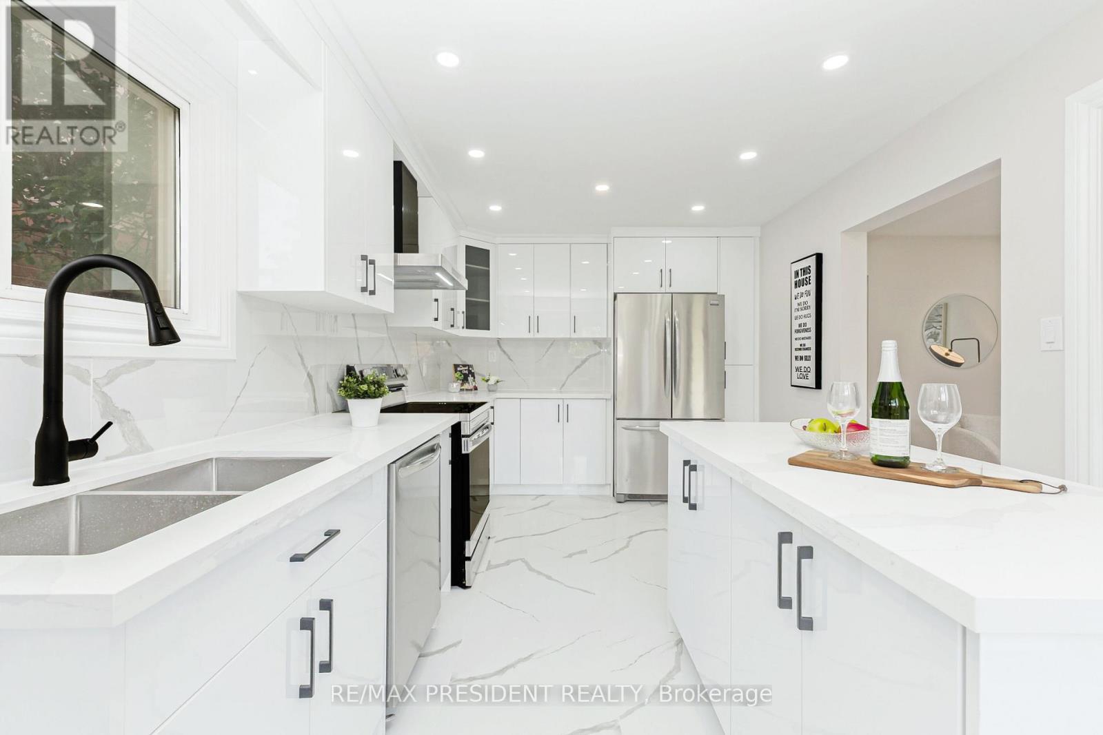 19 Copeland Road, Brampton, ON - Indoor Photo Showing Kitchen With Double Sink With Upgraded Kitchen
