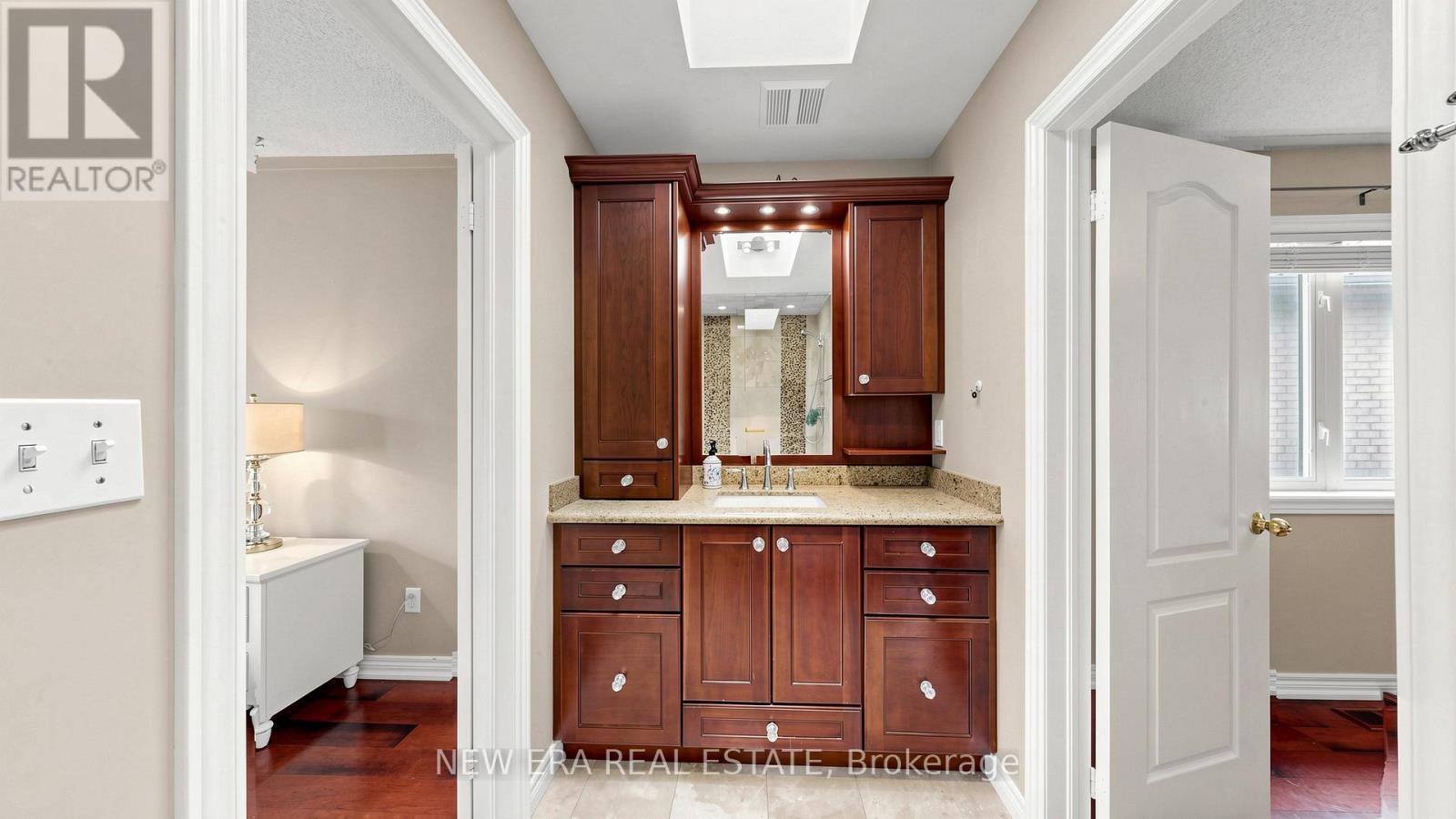 1206 Lindenrock Drive, Oakville, ON - Indoor Photo Showing Bathroom