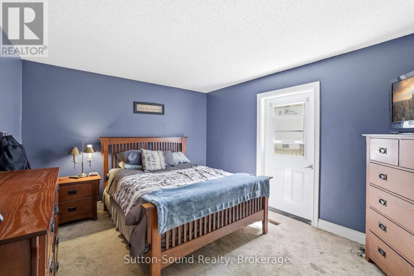 Master with Walk Out to Rear Yard - 1565 7Th Avenue E, Owen Sound, ON