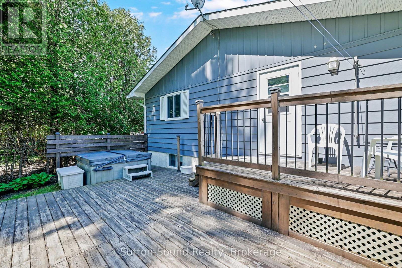 Hot Tub - 1565 7Th Avenue E, Owen Sound, ON