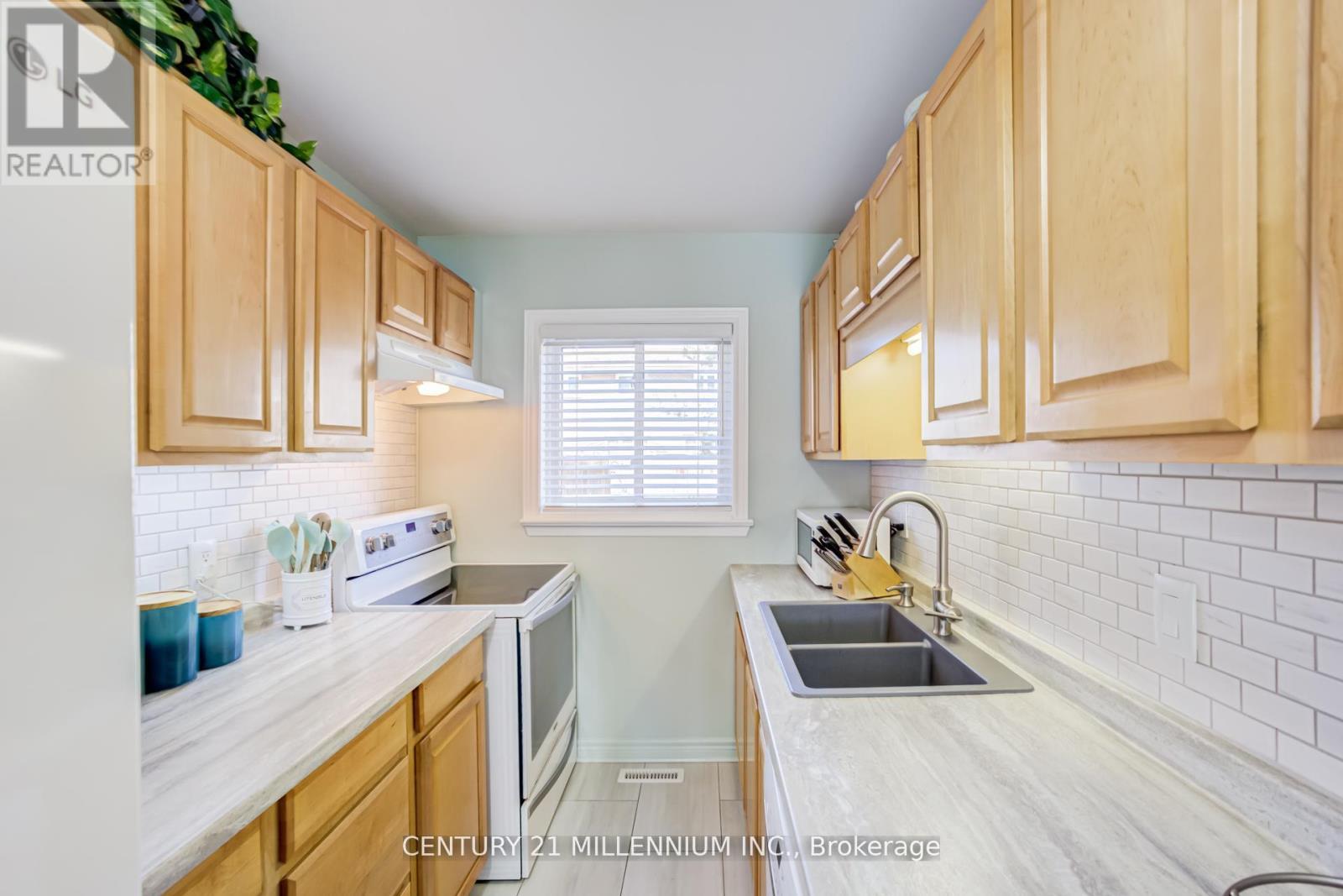 17 - 17 Craigleigh Crescent, Brampton, ON - Indoor Photo Showing Kitchen With Double Sink