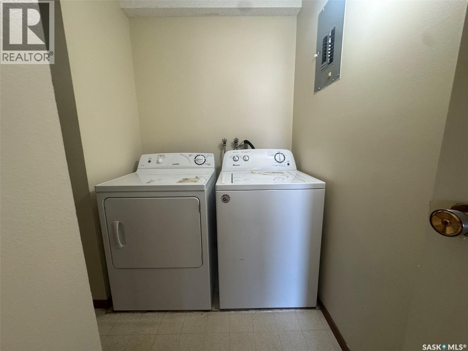 230 Gore Place, Regina, SK - Indoor Photo Showing Laundry Room