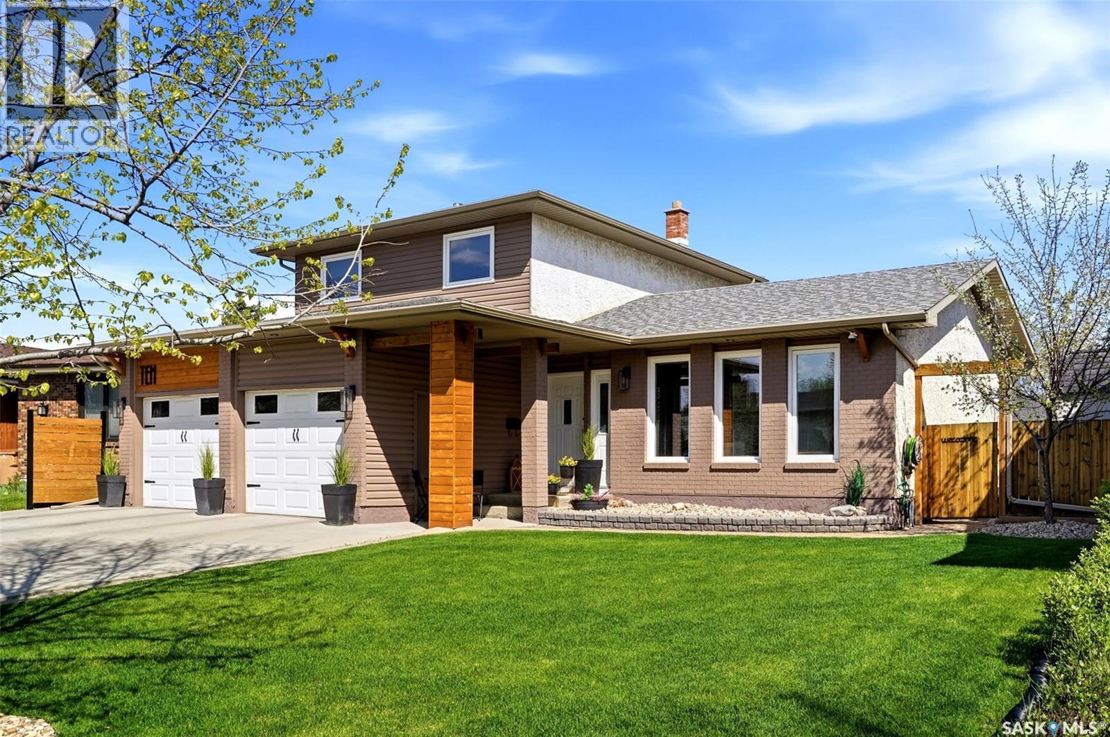 10 Louise Crescent, Regina, SK - Outdoor With Facade