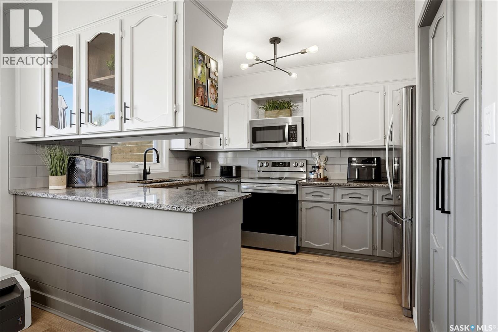 10 Louise Crescent, Regina, SK - Indoor Photo Showing Kitchen With Upgraded Kitchen