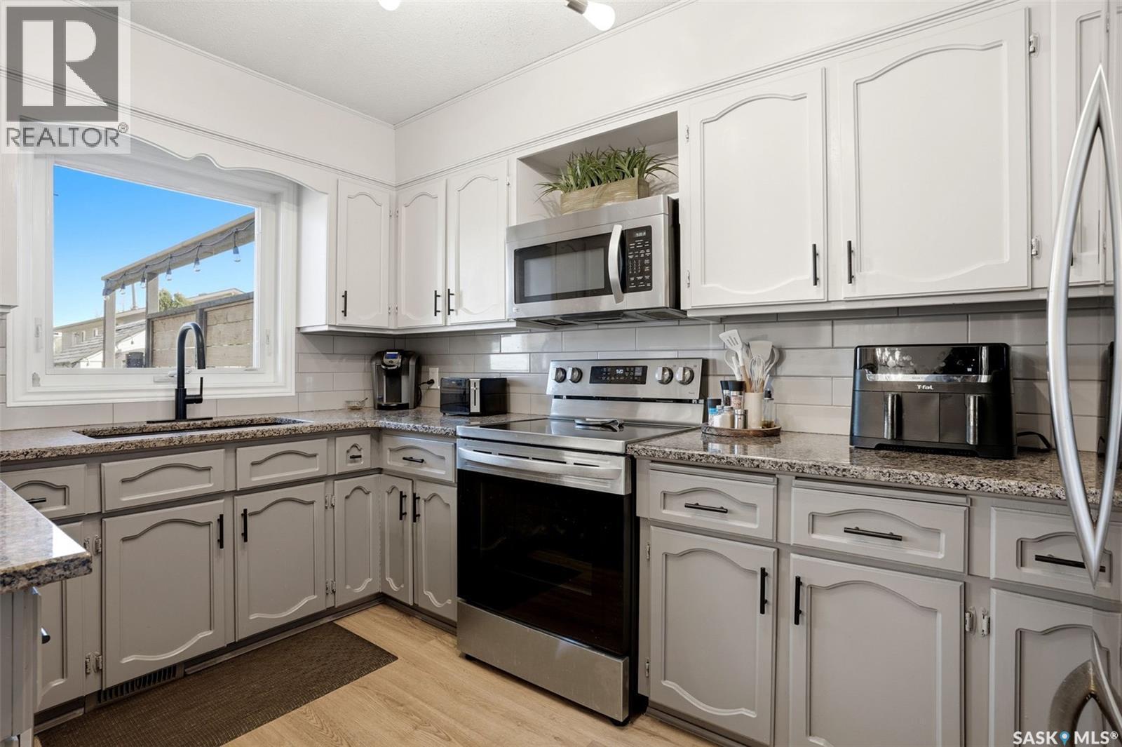 10 Louise Crescent, Regina, SK - Indoor Photo Showing Kitchen