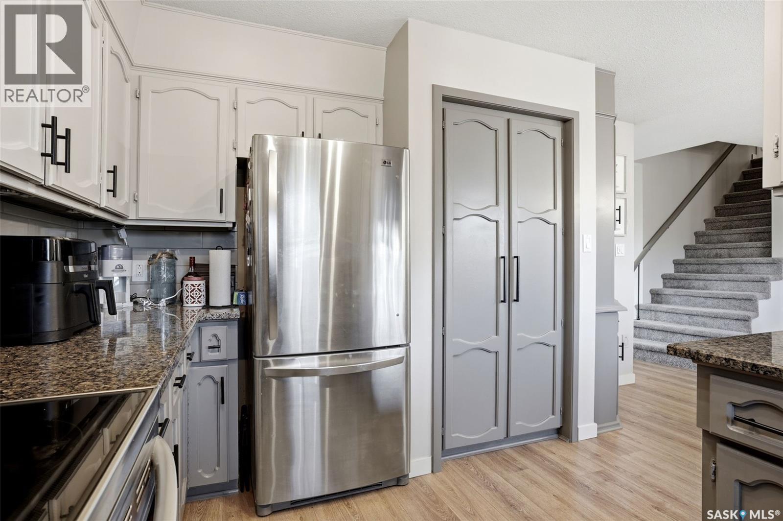 10 Louise Crescent, Regina, SK - Indoor Photo Showing Kitchen