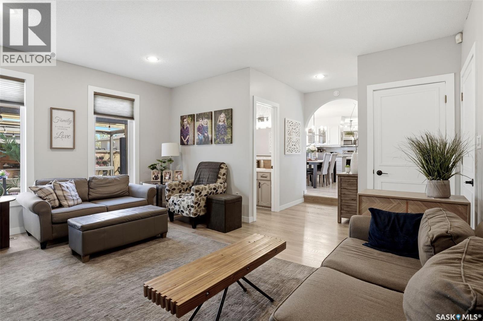 10 Louise Crescent, Regina, SK - Indoor Photo Showing Living Room