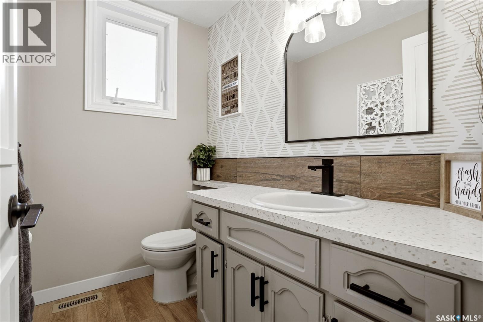 10 Louise Crescent, Regina, SK - Indoor Photo Showing Bathroom