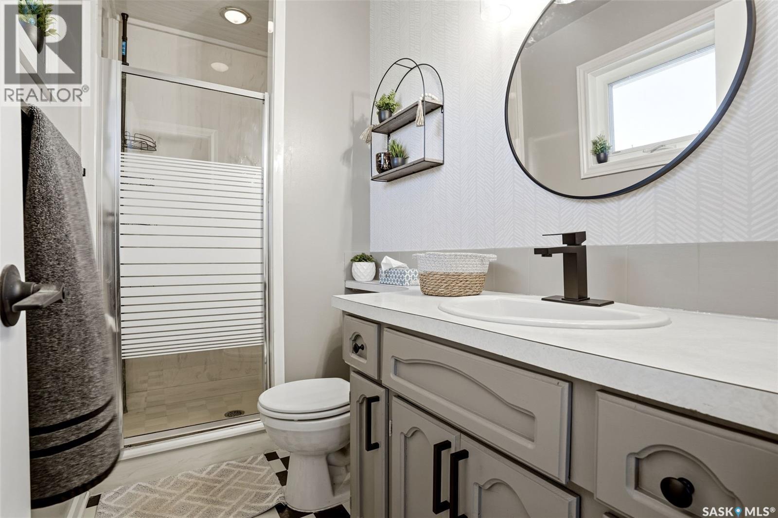 10 Louise Crescent, Regina, SK - Indoor Photo Showing Bathroom
