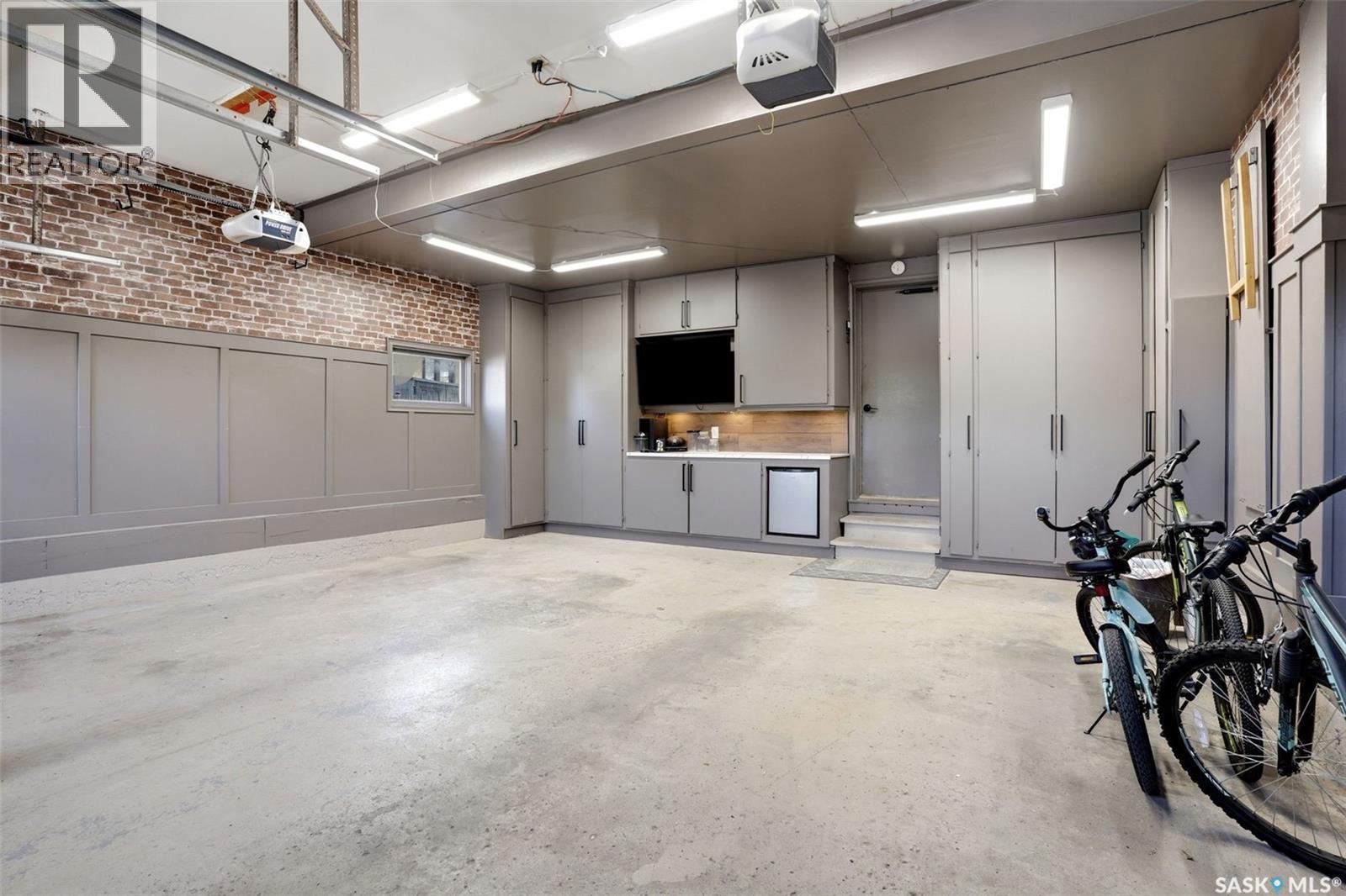 10 Louise Crescent, Regina, SK - Indoor Photo Showing Garage