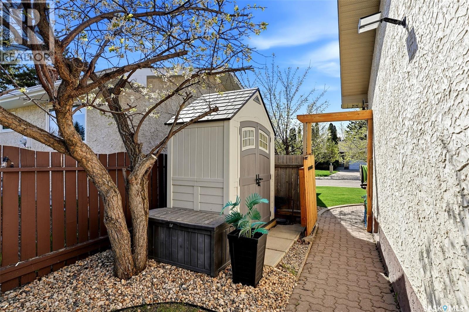 10 Louise Crescent, Regina, SK - Outdoor