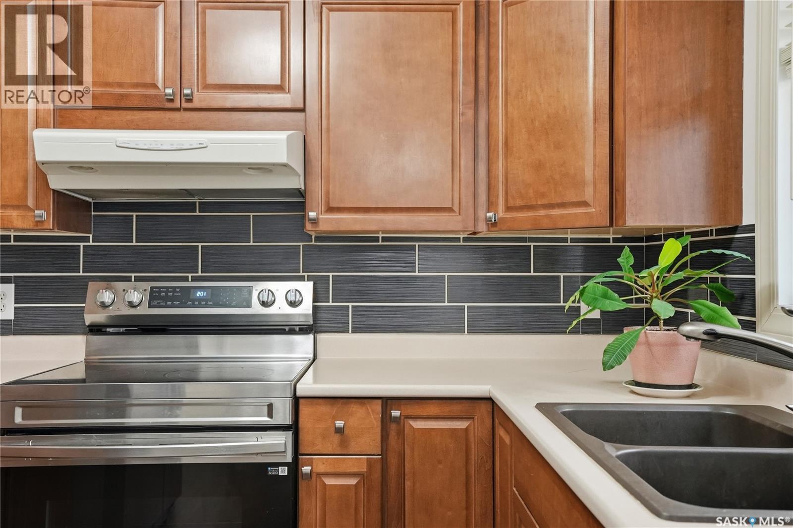 314 Waterbury Road, Saskatoon, SK - Indoor Photo Showing Kitchen With Double Sink