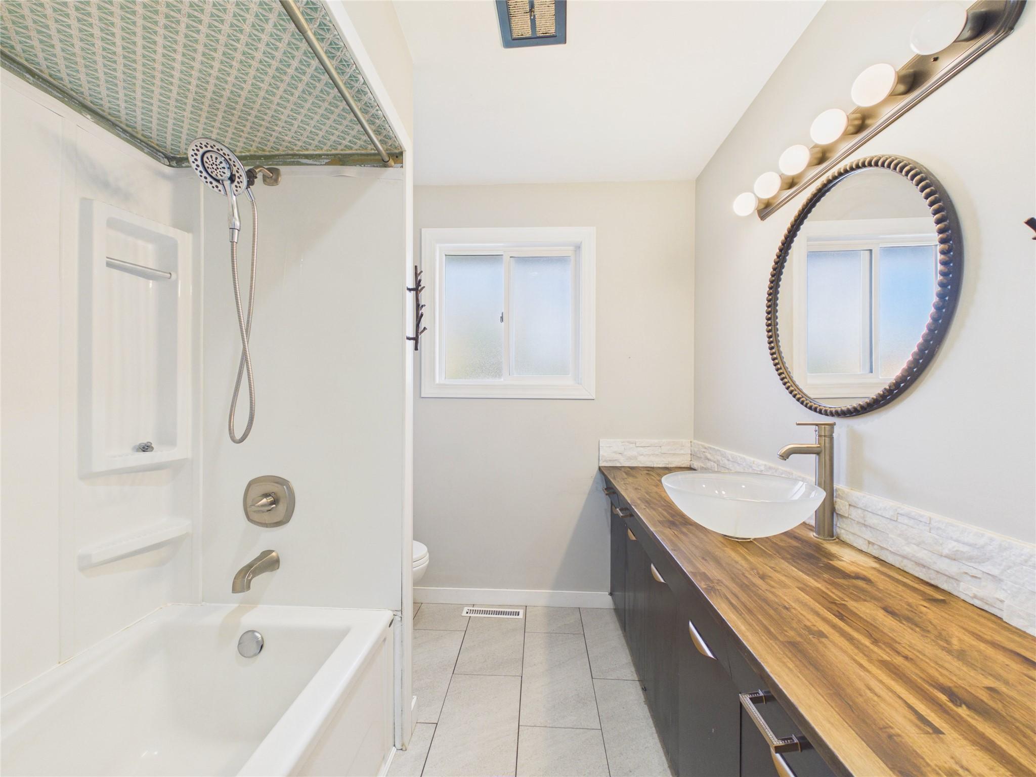301 4Th Avenue, Cranbrook, BC - Indoor Photo Showing Bathroom