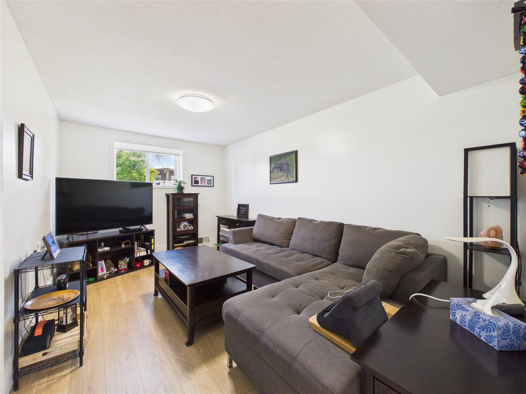301 4Th Avenue, Cranbrook, BC - Indoor Photo Showing Living Room