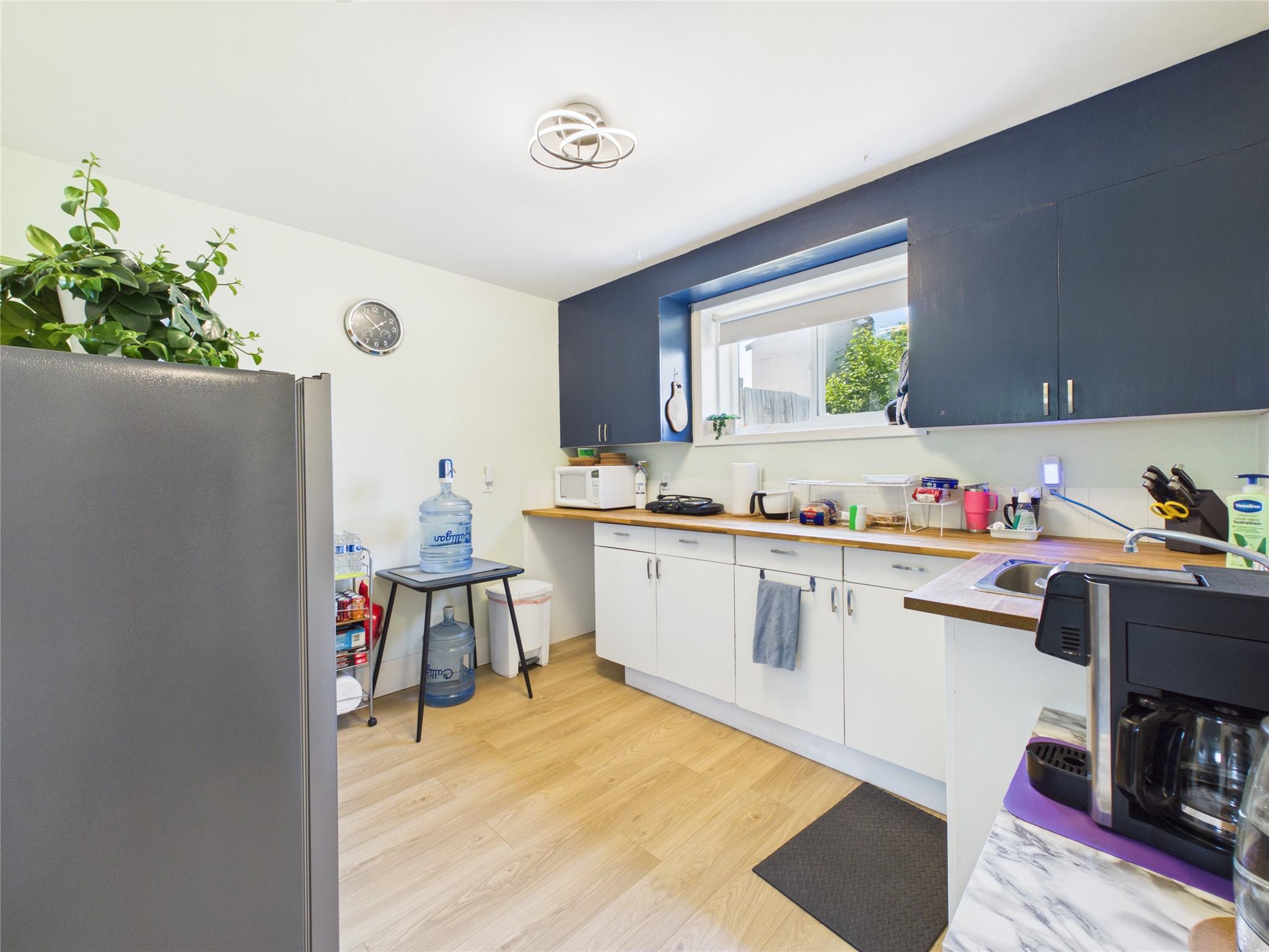 301 4Th Avenue, Cranbrook, BC - Indoor Photo Showing Kitchen