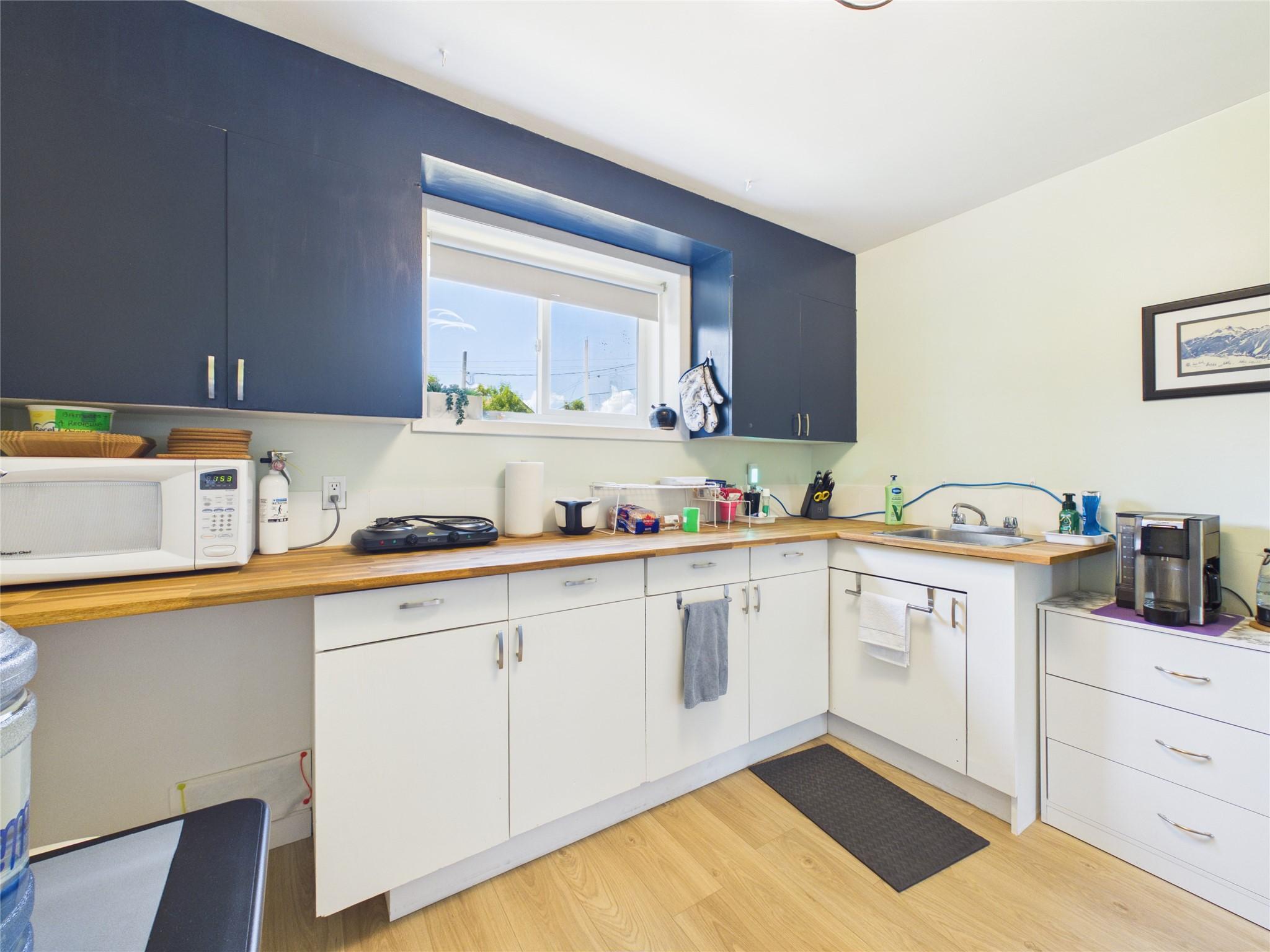 301 4Th Avenue, Cranbrook, BC - Indoor Photo Showing Kitchen