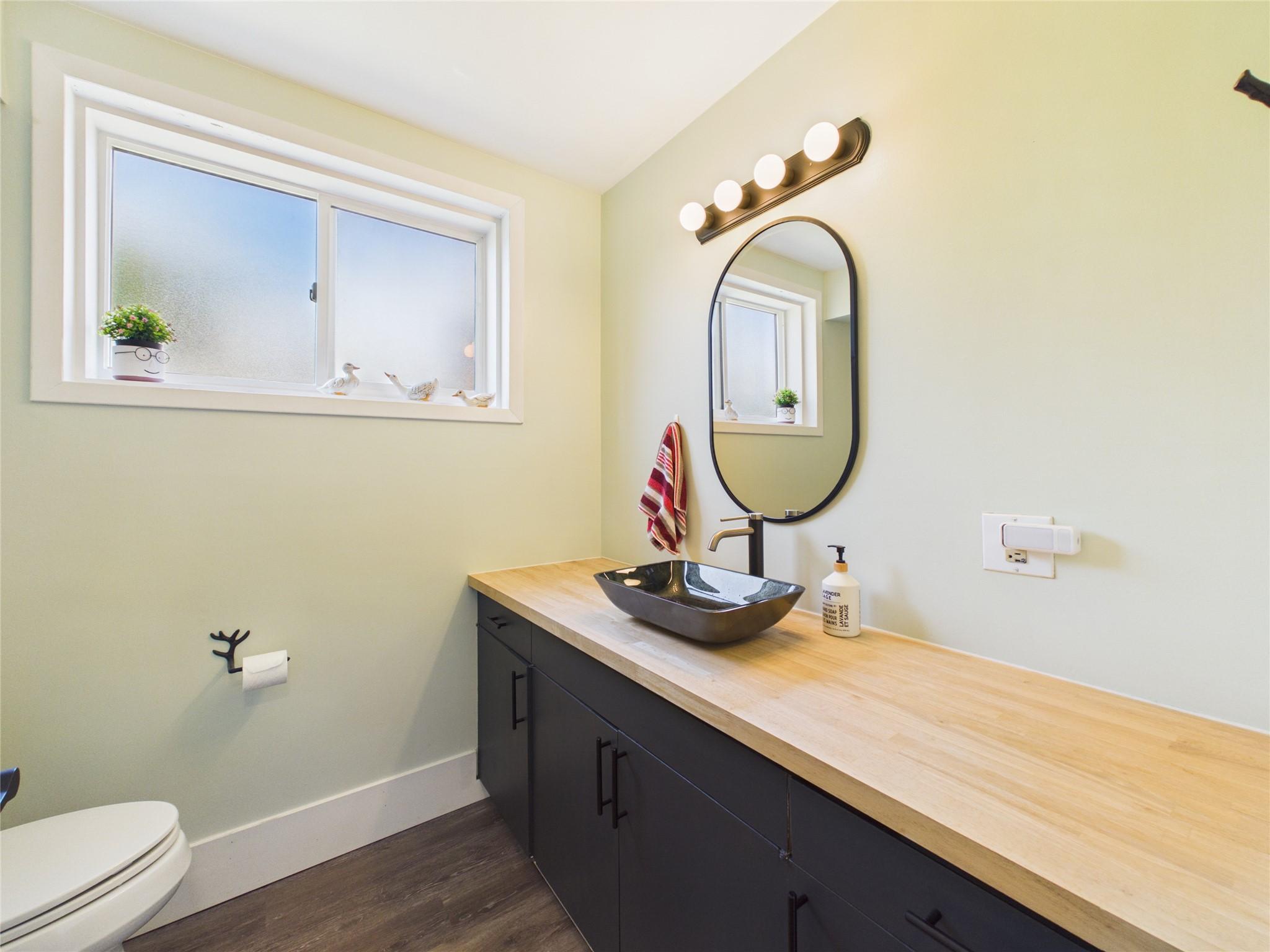 301 4Th Avenue, Cranbrook, BC - Indoor Photo Showing Bathroom