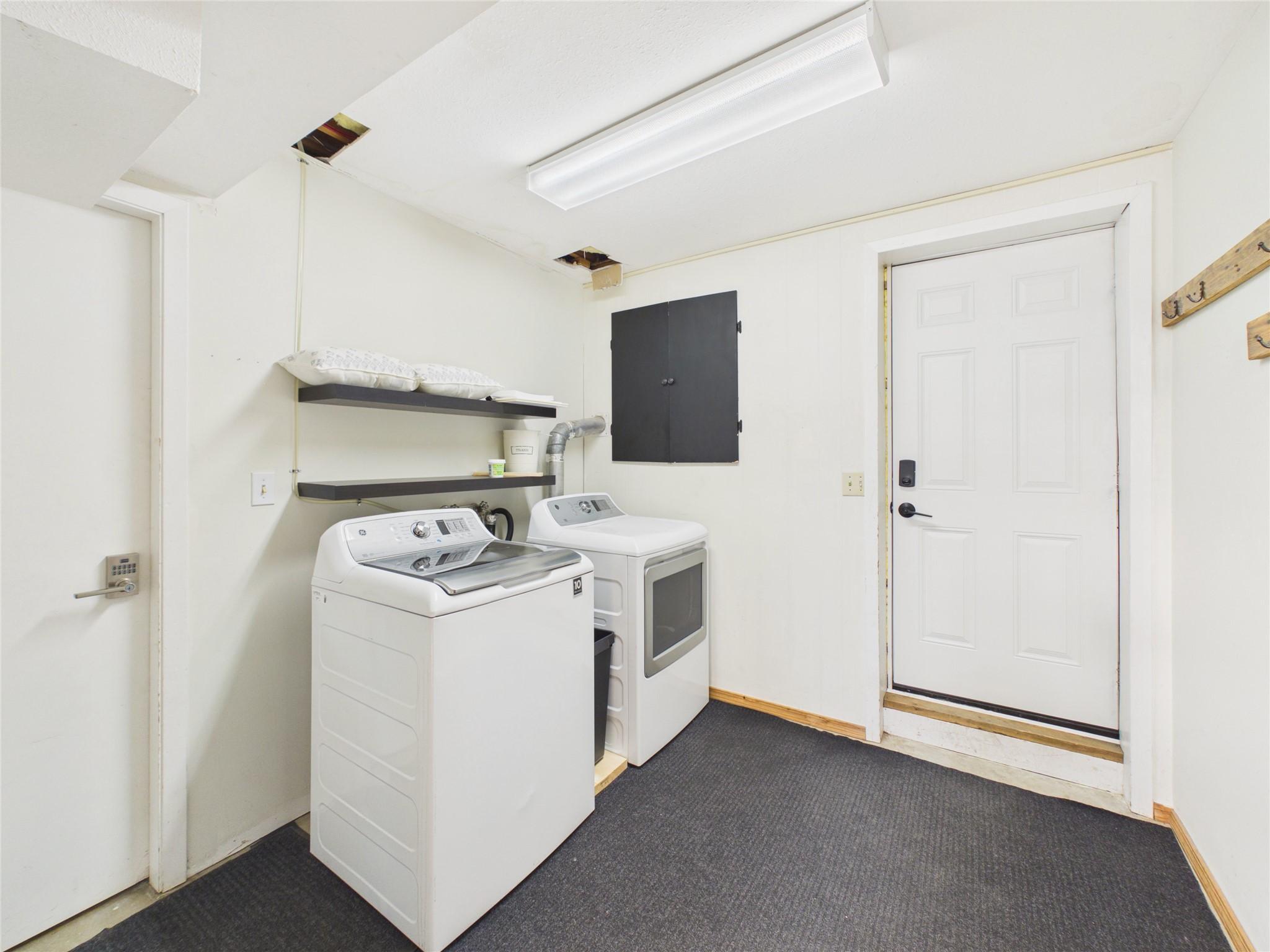 301 4Th Avenue, Cranbrook, BC - Indoor Photo Showing Laundry Room