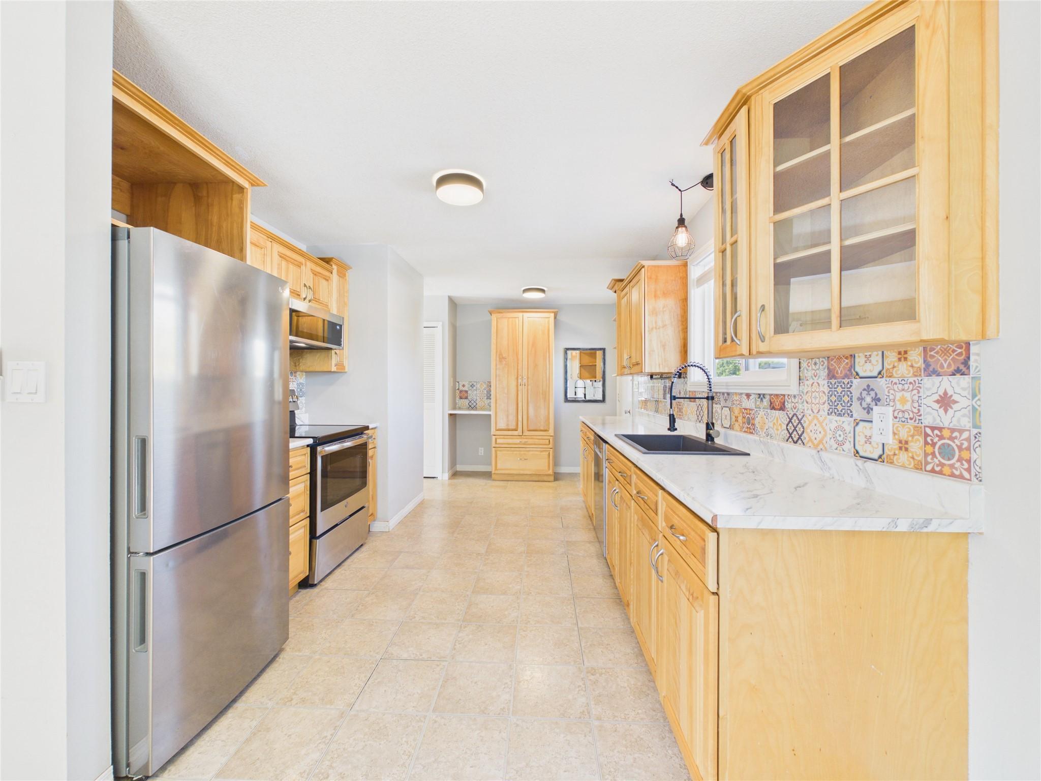 301 4Th Avenue, Cranbrook, BC - Indoor Photo Showing Kitchen