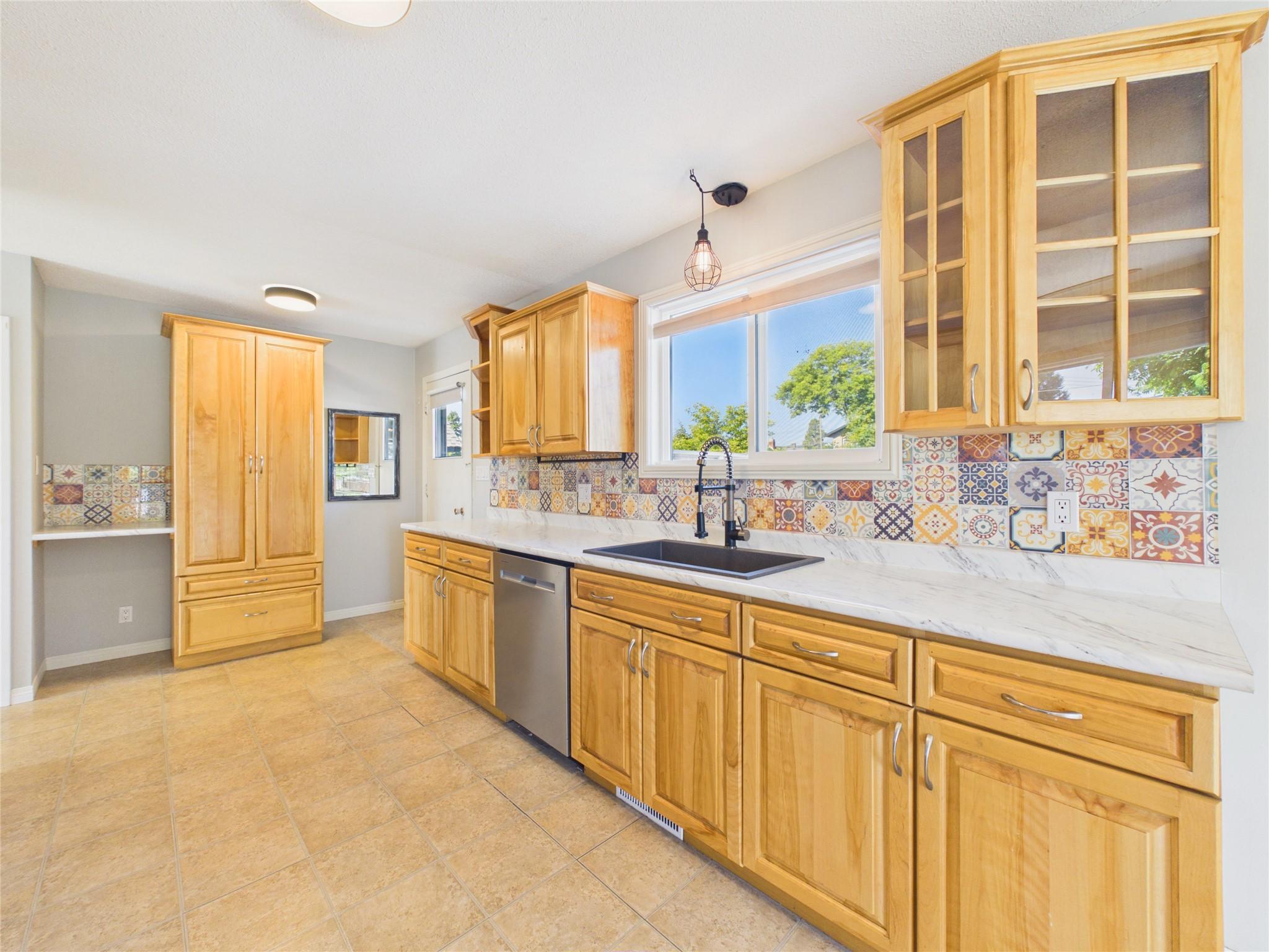 301 4Th Avenue, Cranbrook, BC - Indoor Photo Showing Kitchen