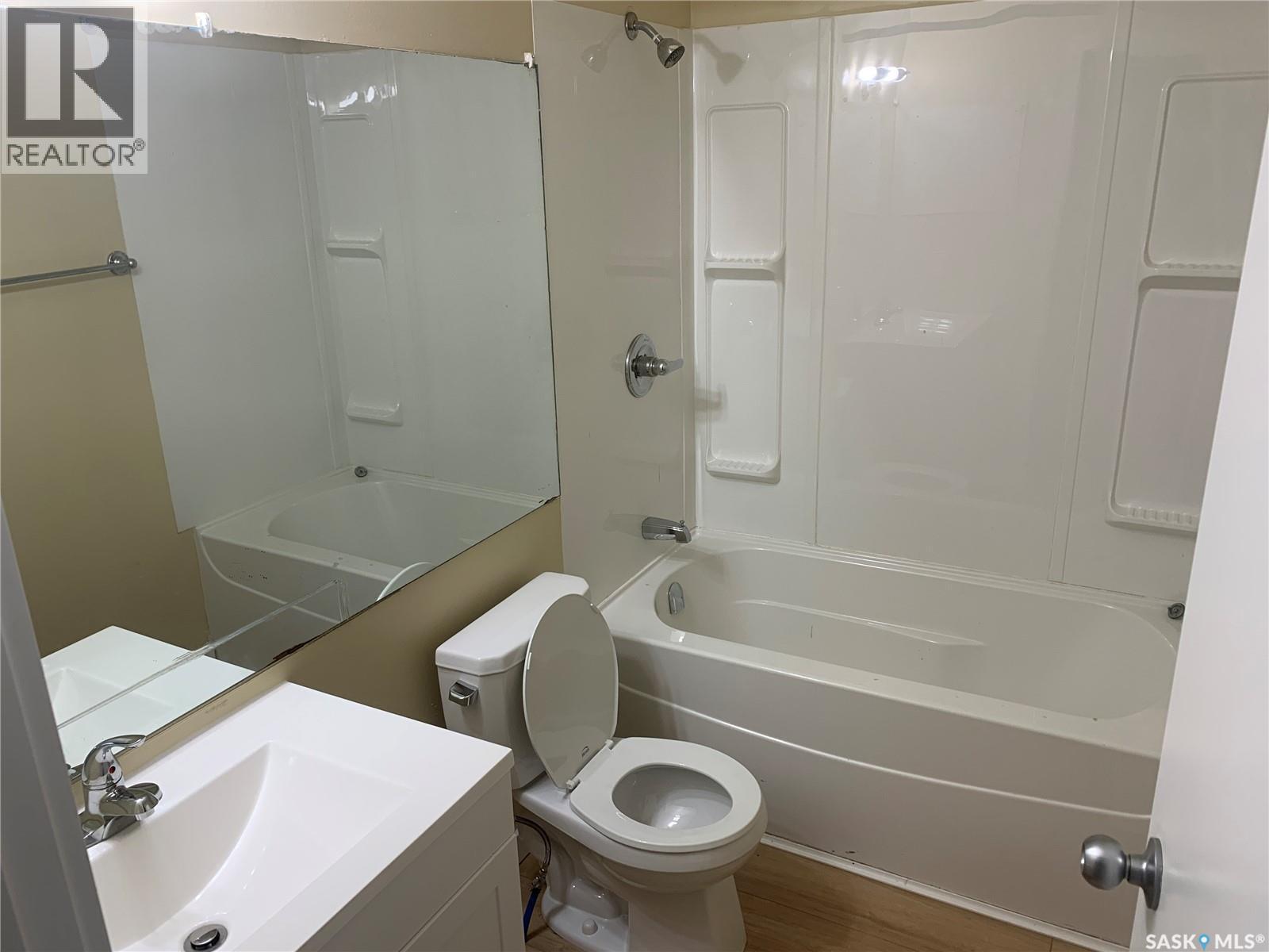 111 M Avenue S, Saskatoon, SK - Indoor Photo Showing Bathroom