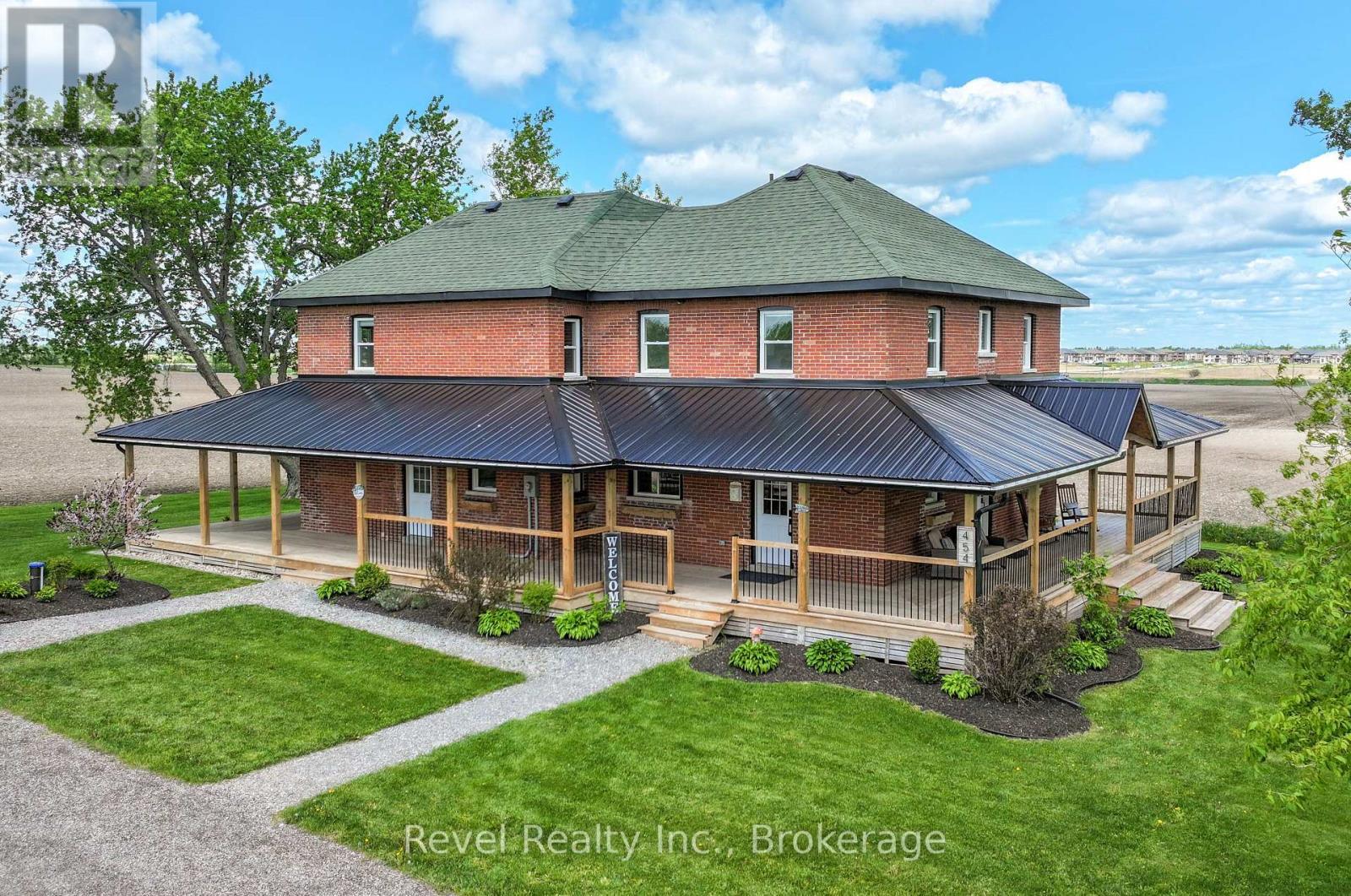 454 Colborne Street W, Kawartha Lakes (Lindsay), ON - Outdoor With Deck Patio Veranda