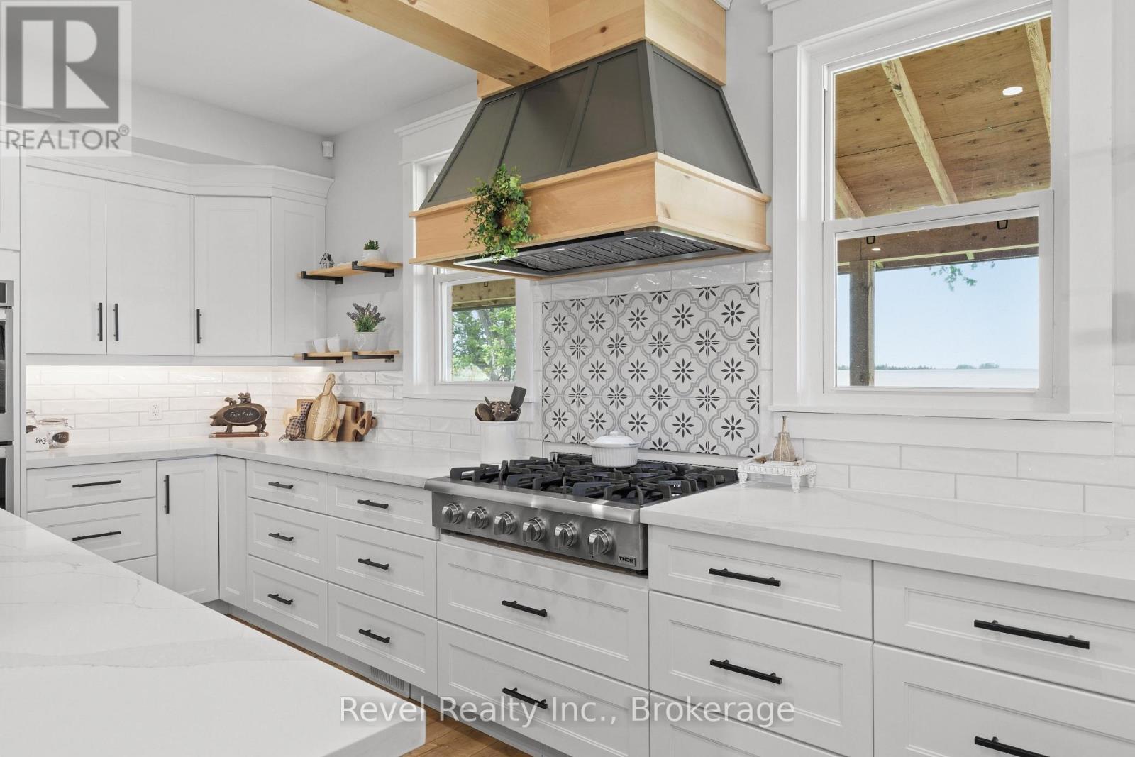 454 Colborne Street W, Kawartha Lakes (Lindsay), ON - Indoor Photo Showing Kitchen With Upgraded Kitchen
