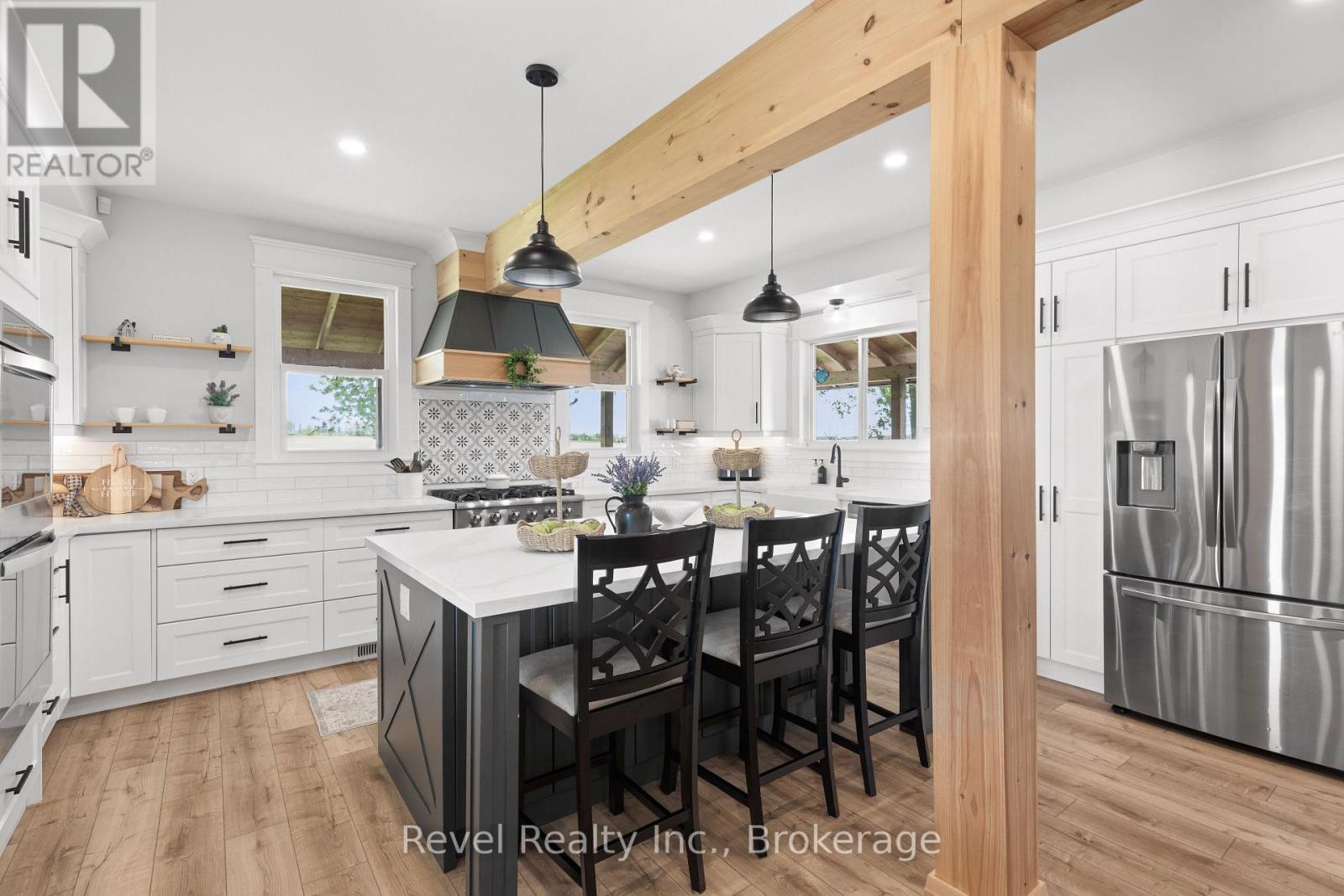 454 Colborne Street W, Kawartha Lakes (Lindsay), ON - Indoor Photo Showing Kitchen With Upgraded Kitchen