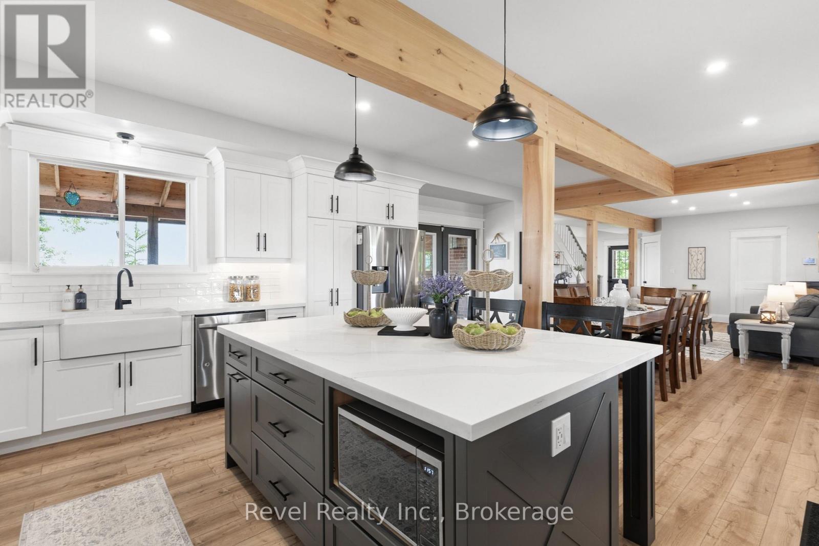454 Colborne Street W, Kawartha Lakes (Lindsay), ON - Indoor Photo Showing Kitchen With Upgraded Kitchen