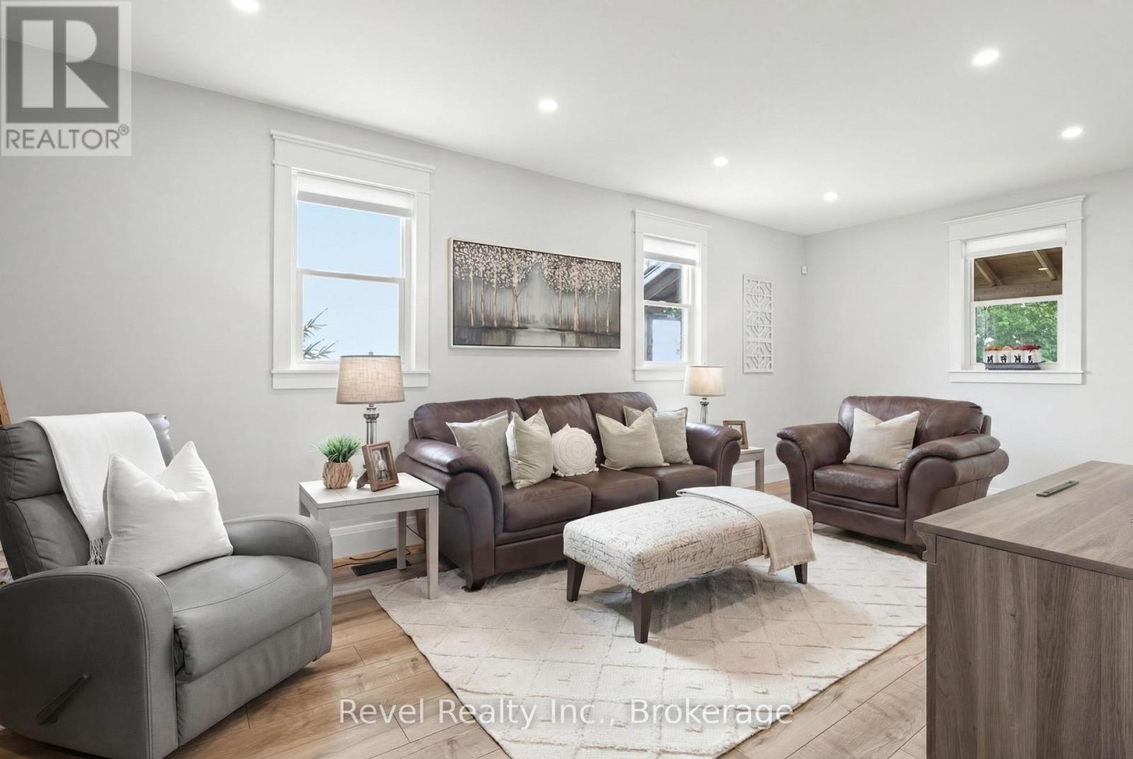 454 Colborne Street W, Kawartha Lakes (Lindsay), ON - Indoor Photo Showing Living Room