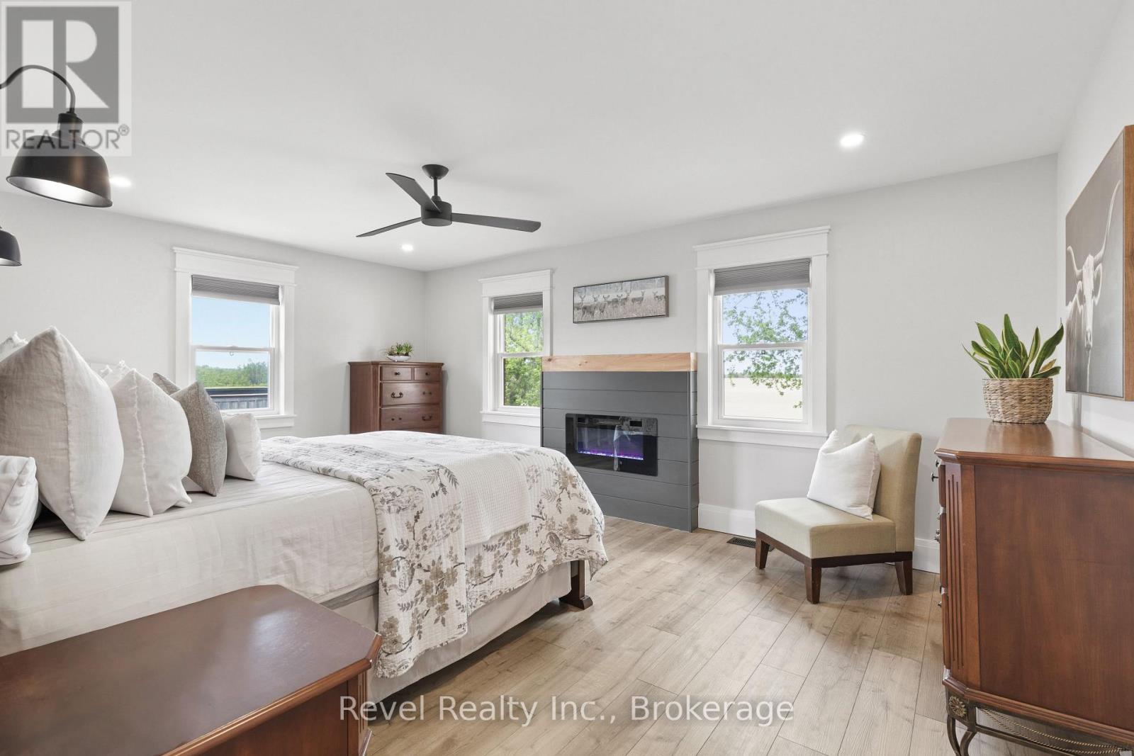 454 Colborne Street W, Kawartha Lakes (Lindsay), ON - Indoor Photo Showing Bedroom