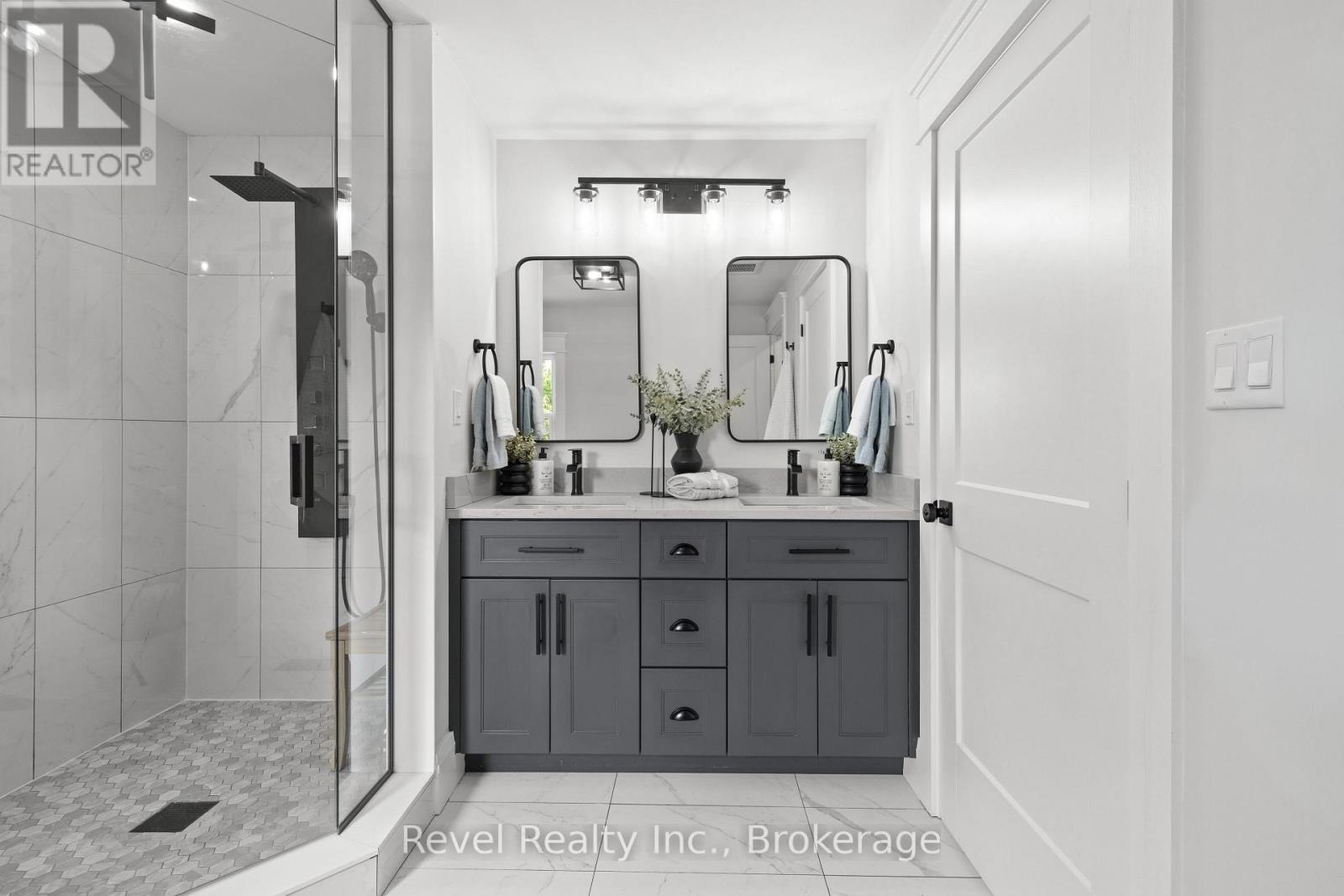 454 Colborne Street W, Kawartha Lakes (Lindsay), ON - Indoor Photo Showing Bathroom