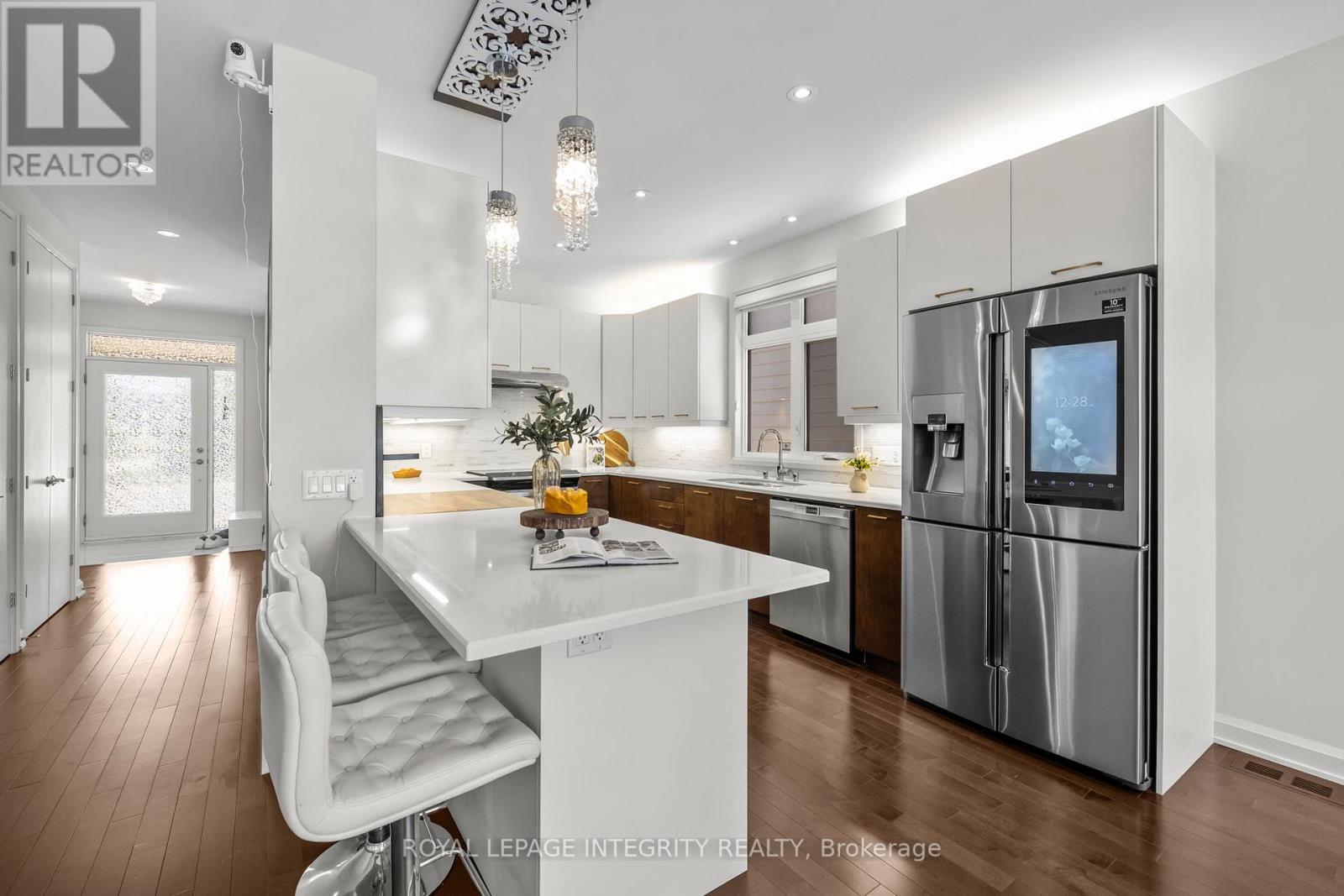 143 Stonemeadow Drive, Ottawa, ON - Indoor Photo Showing Kitchen With Upgraded Kitchen