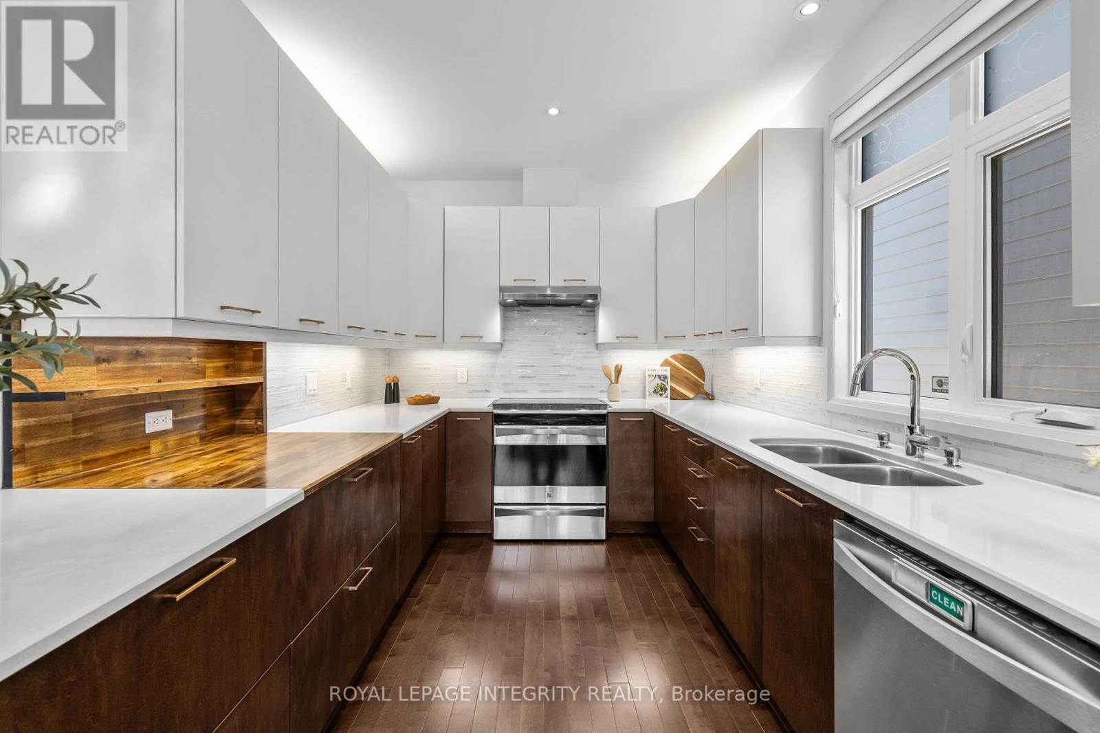 Upgraded kitchen - 143 Stonemeadow Drive, Ottawa, ON - Indoor Photo Showing Kitchen With Double Sink With Upgraded Kitchen