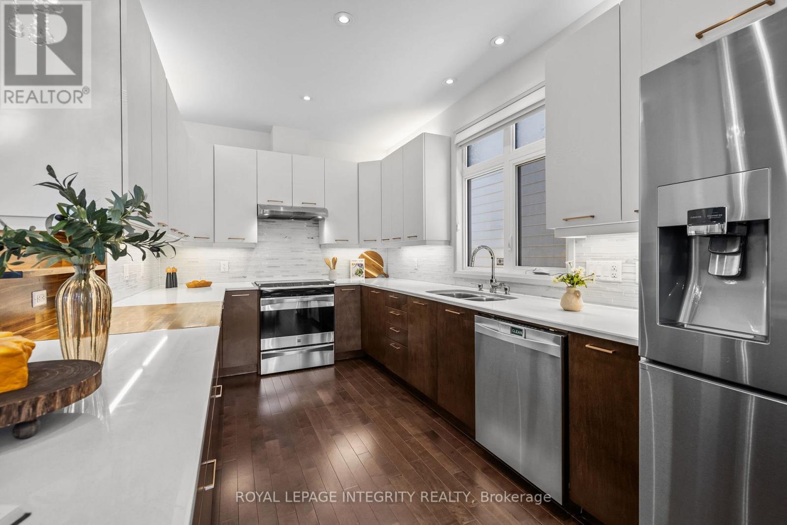 Upgraded kitchen - 143 Stonemeadow Drive, Ottawa, ON - Indoor Photo Showing Kitchen With Double Sink With Upgraded Kitchen
