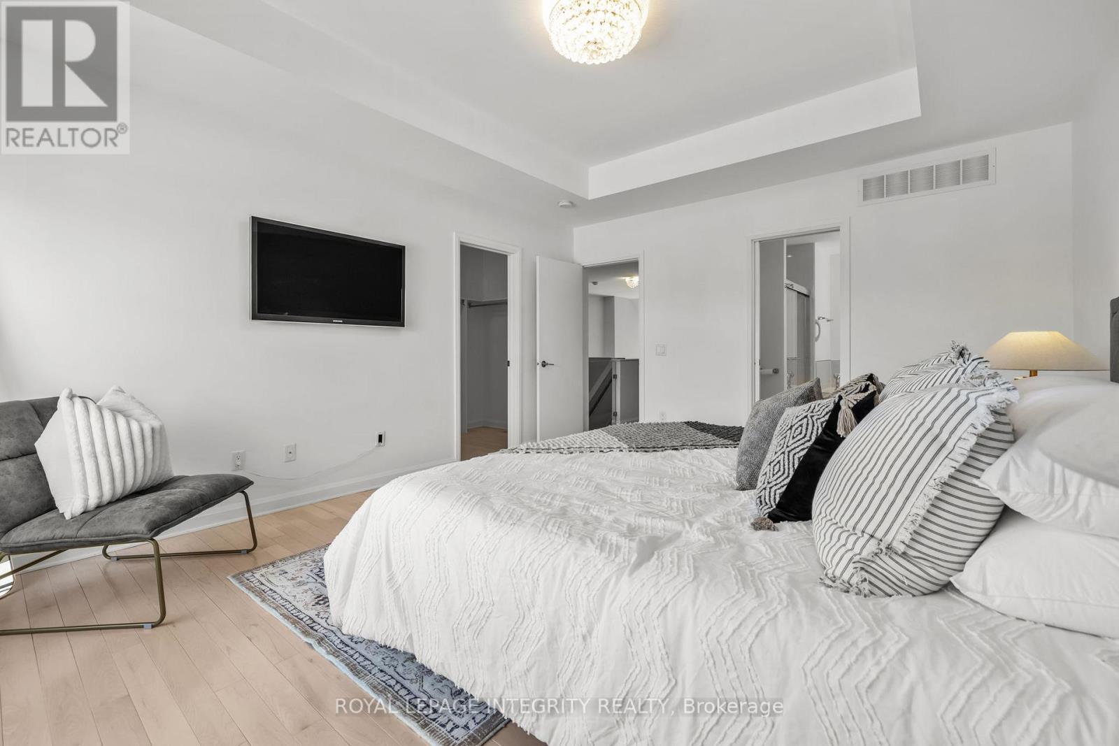 Primary bedroom with Hardwood floors - 143 Stonemeadow Drive, Ottawa, ON - Indoor Photo Showing Bedroom