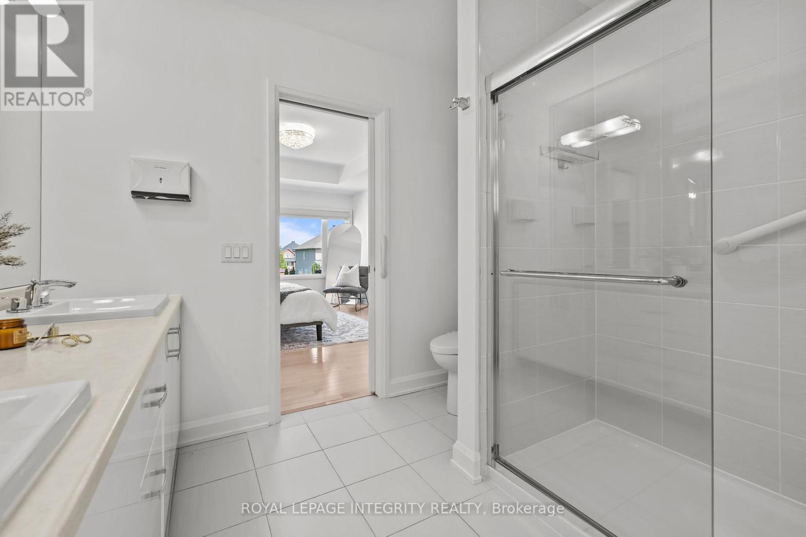 5 Piece ensuite with standing shower & soaker tub - 143 Stonemeadow Drive, Ottawa, ON - Indoor Photo Showing Bathroom