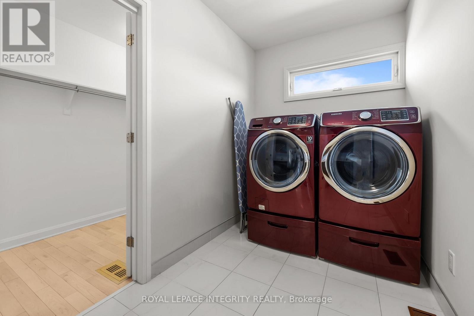 Convenient 2nd level laundary room - 143 Stonemeadow Drive, Ottawa, ON - Indoor Photo Showing Laundry Room