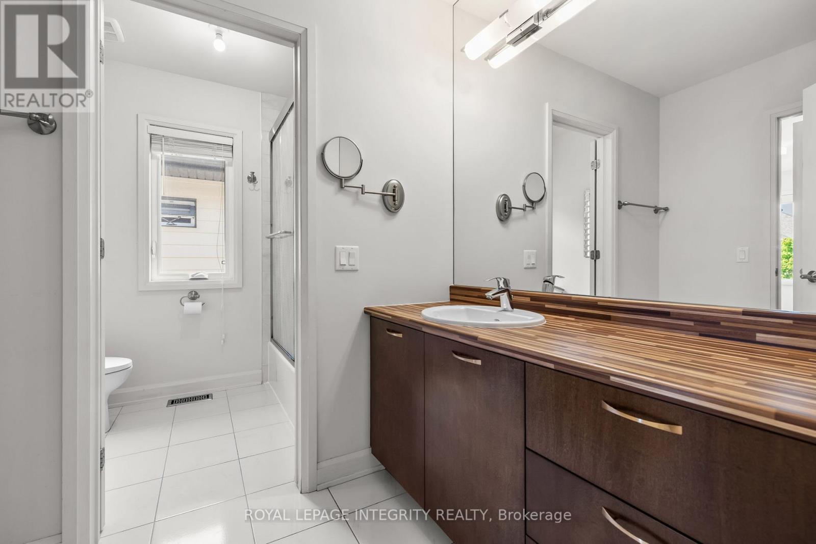 Main bathroom - 143 Stonemeadow Drive, Ottawa, ON - Indoor Photo Showing Bathroom