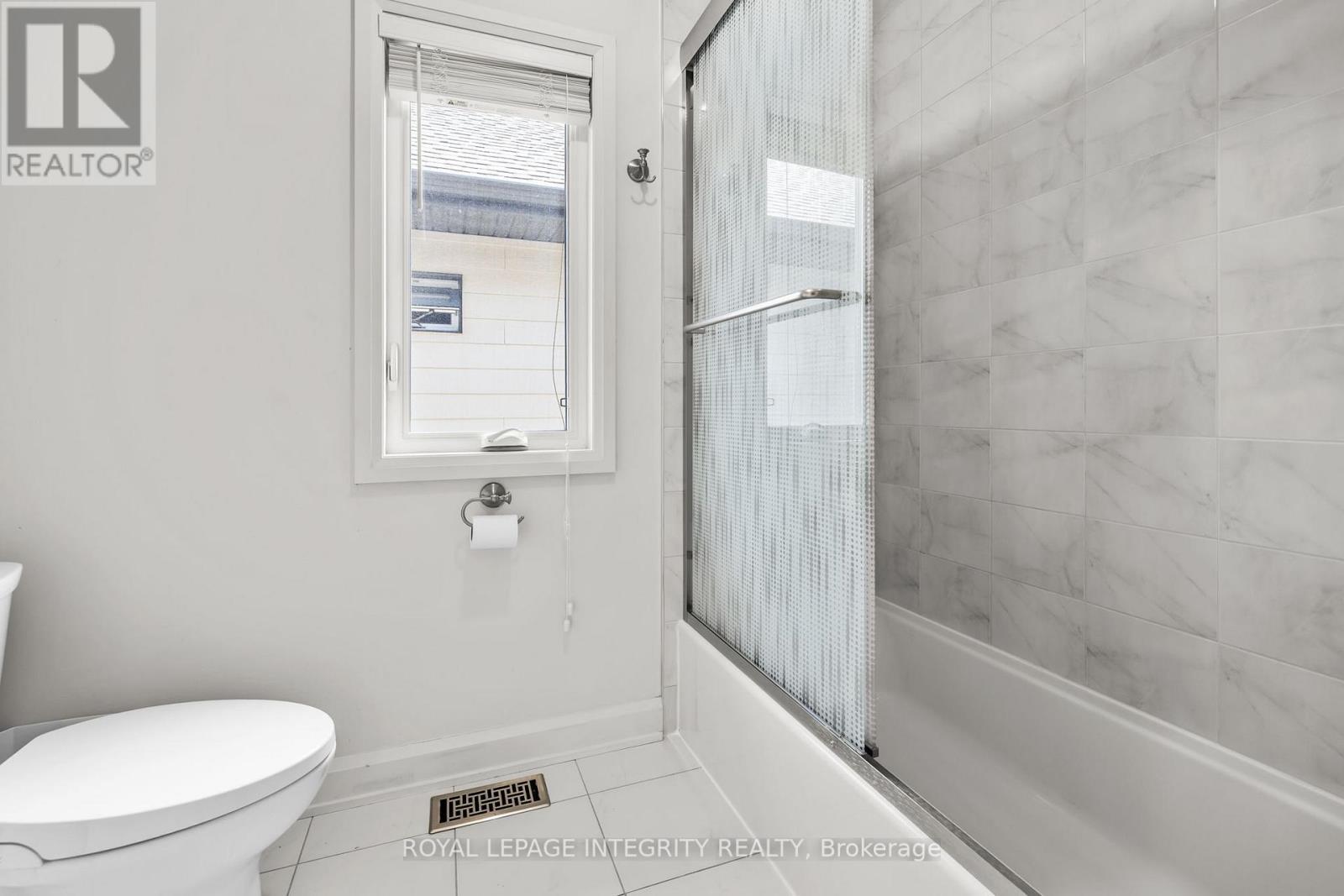 Main bathroom - 143 Stonemeadow Drive, Ottawa, ON - Indoor Photo Showing Bathroom