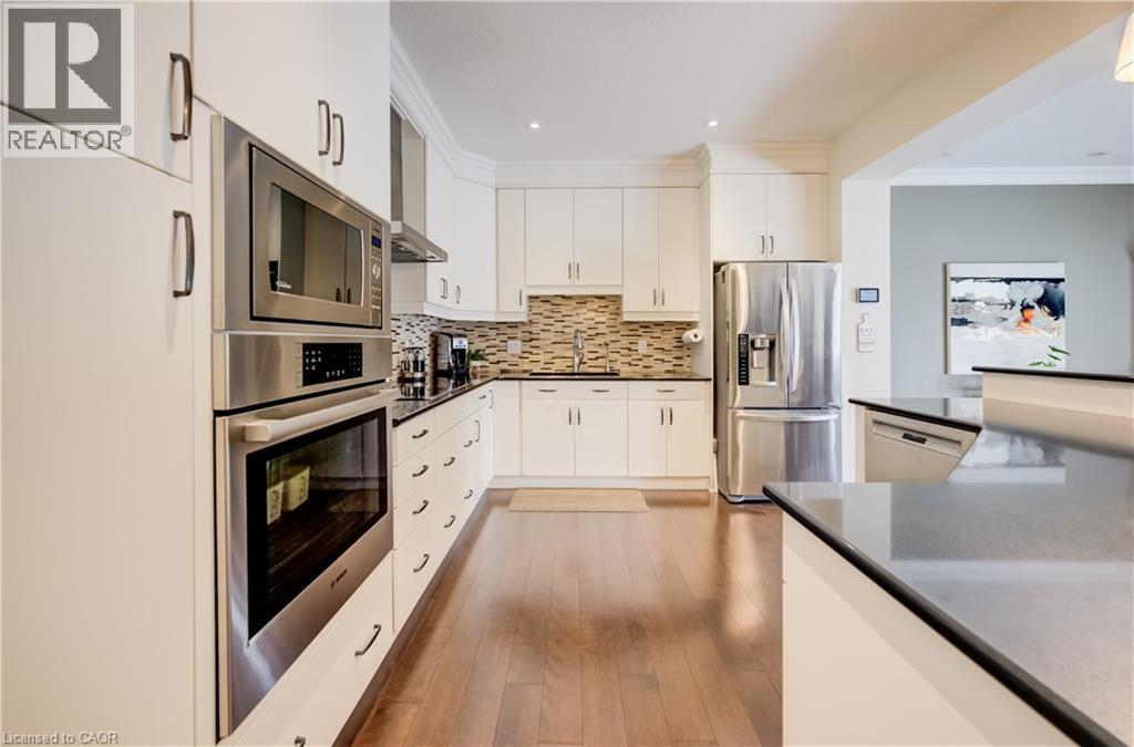 435 Winchester Drive Unit# 10, Waterloo, ON - Indoor Photo Showing Kitchen With Upgraded Kitchen