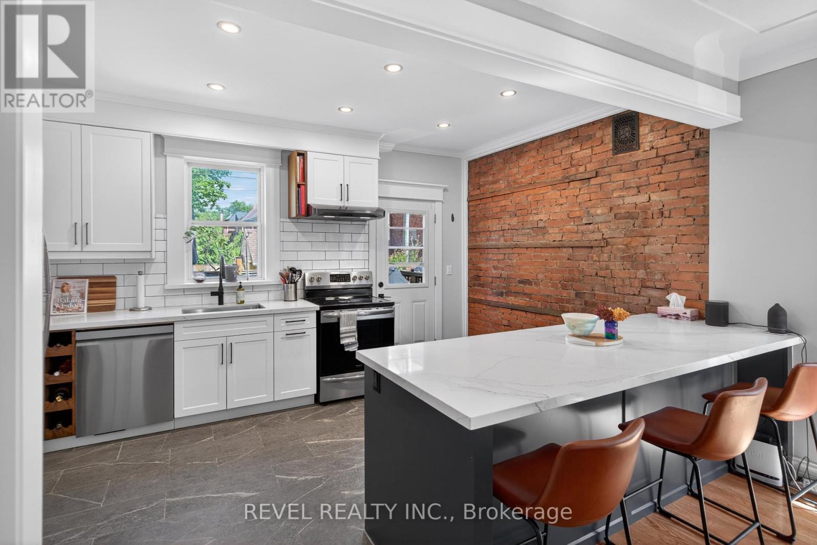 125 Balsam Avenue S, Hamilton, ON - Indoor