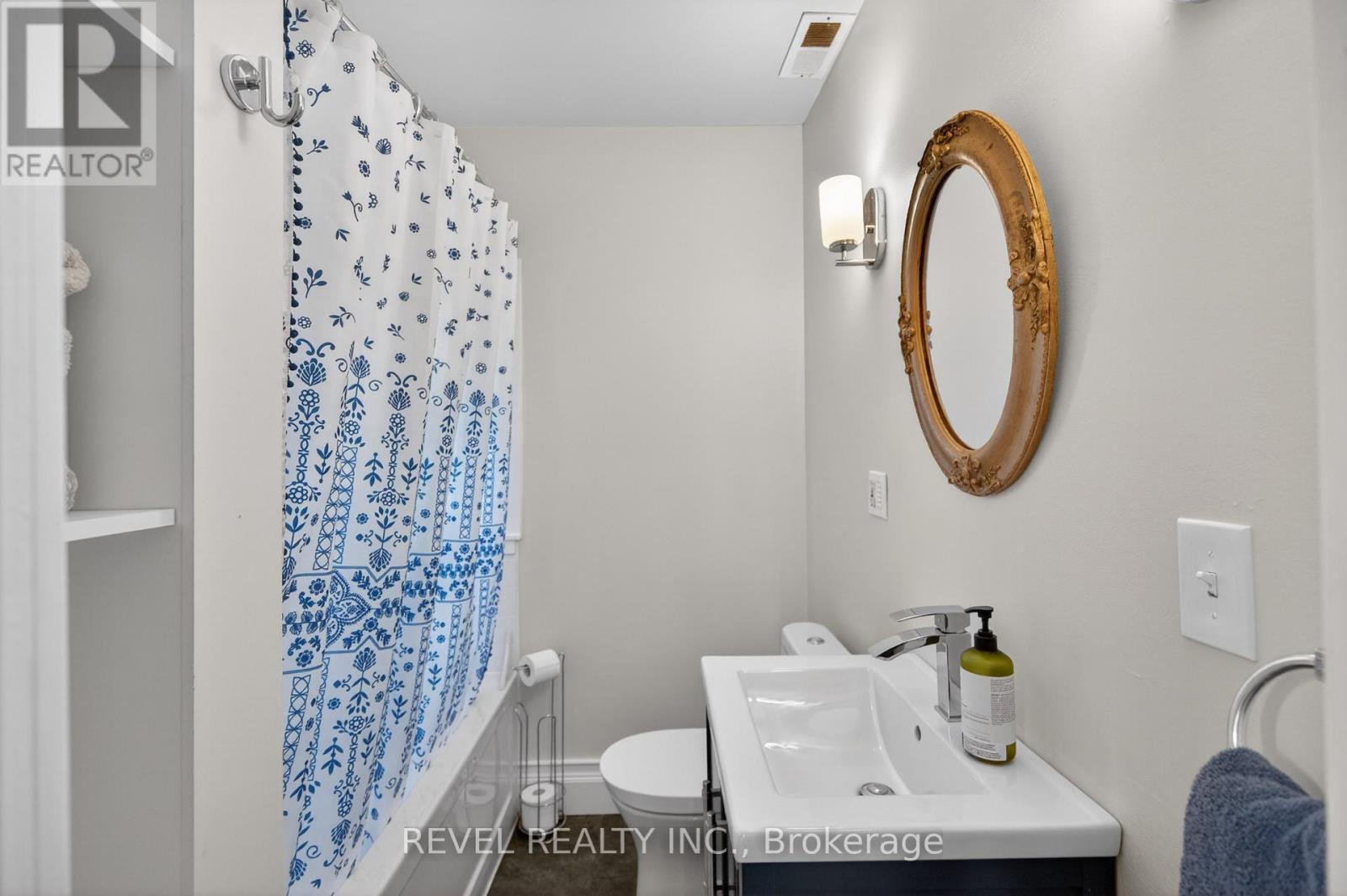 125 Balsam Avenue S, Hamilton, ON - Indoor Photo Showing Bathroom